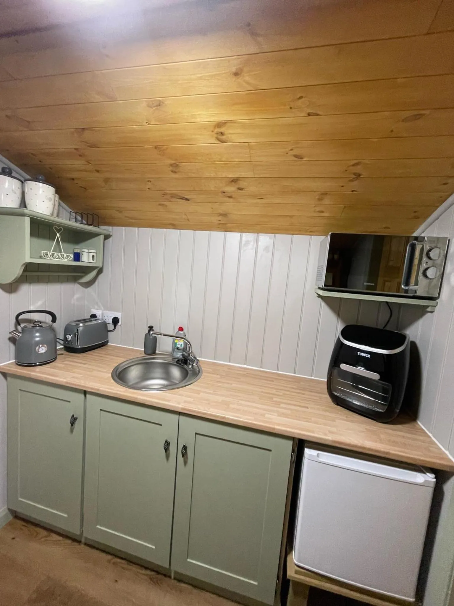 Oakley View Shepherds Hut with hot tub