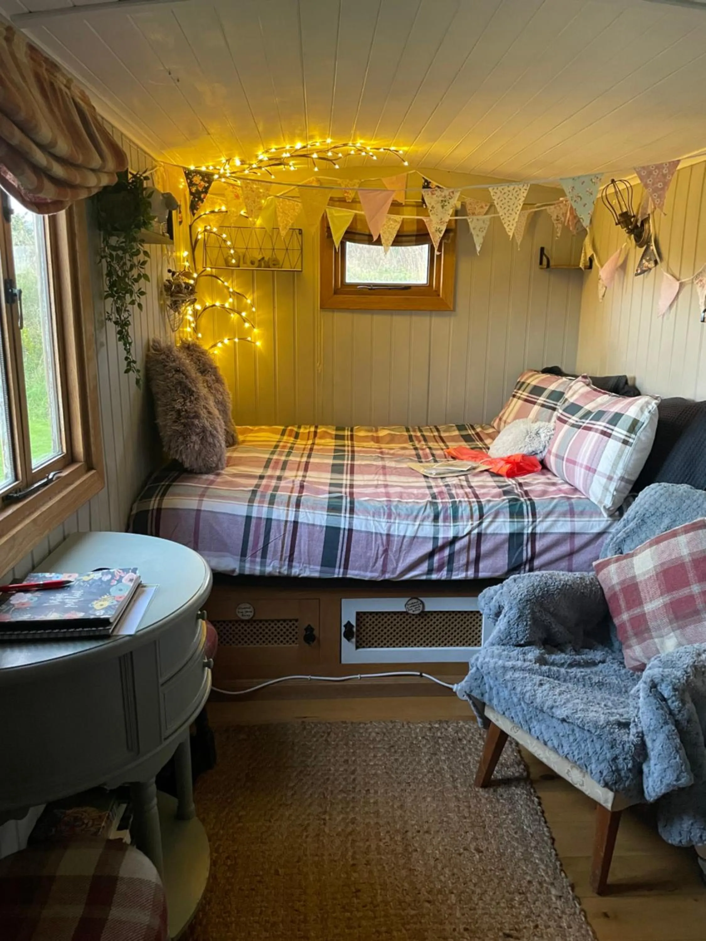Bed in Oakley View Shepherds Hut with hot tub