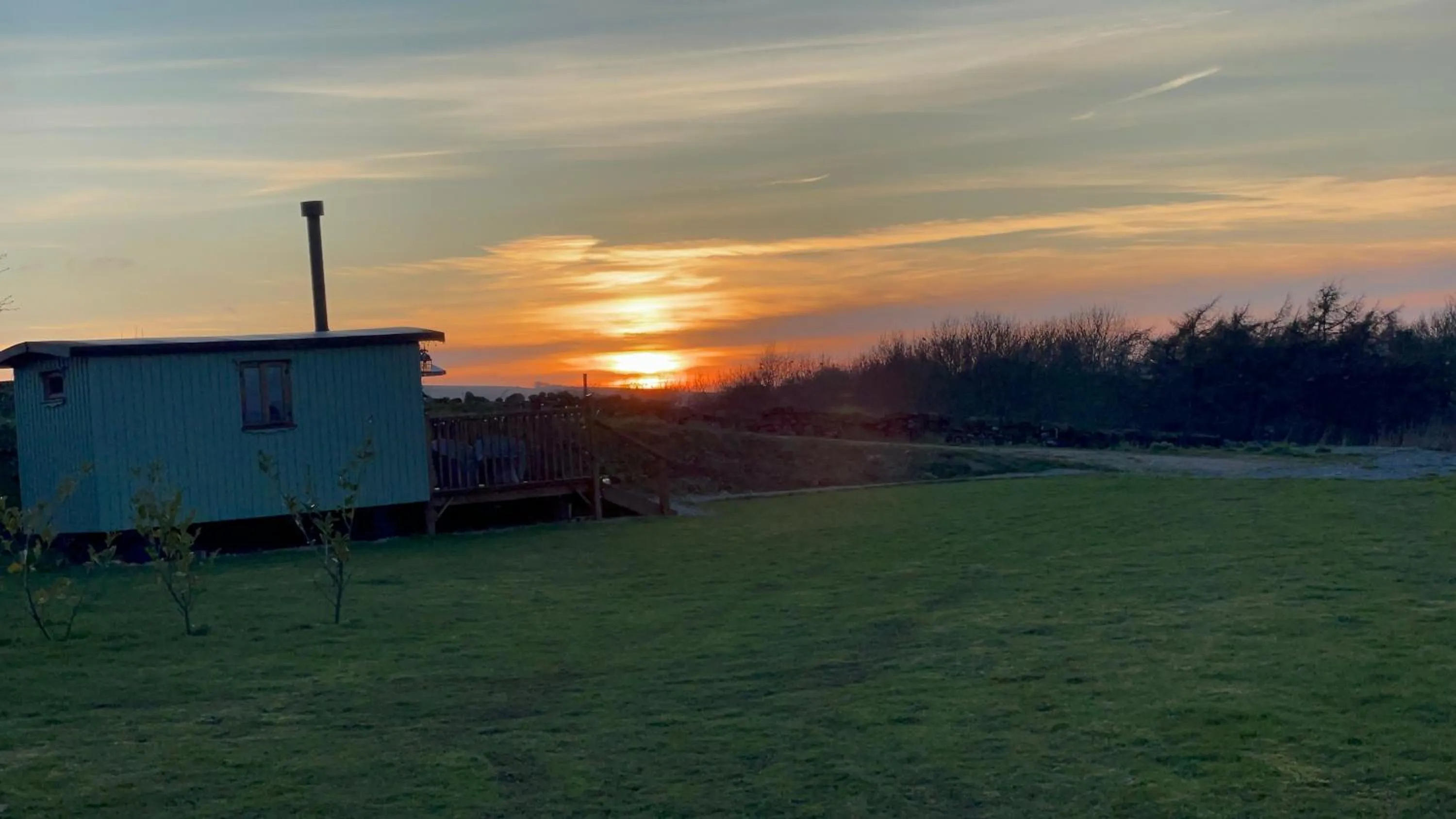 Oakley View Shepherds Hut with hot tub