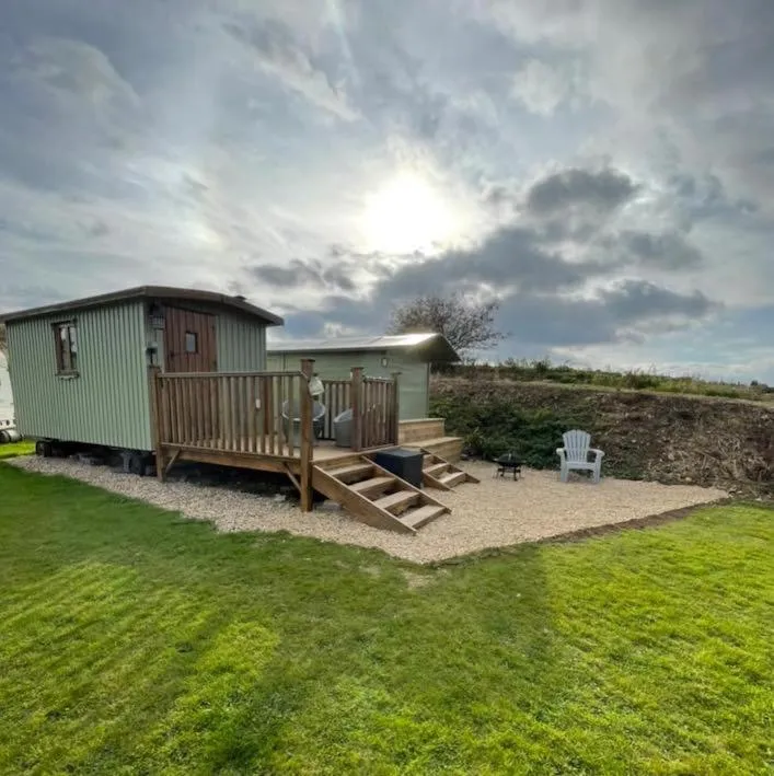Oakley View Shepherds Hut with hot tub