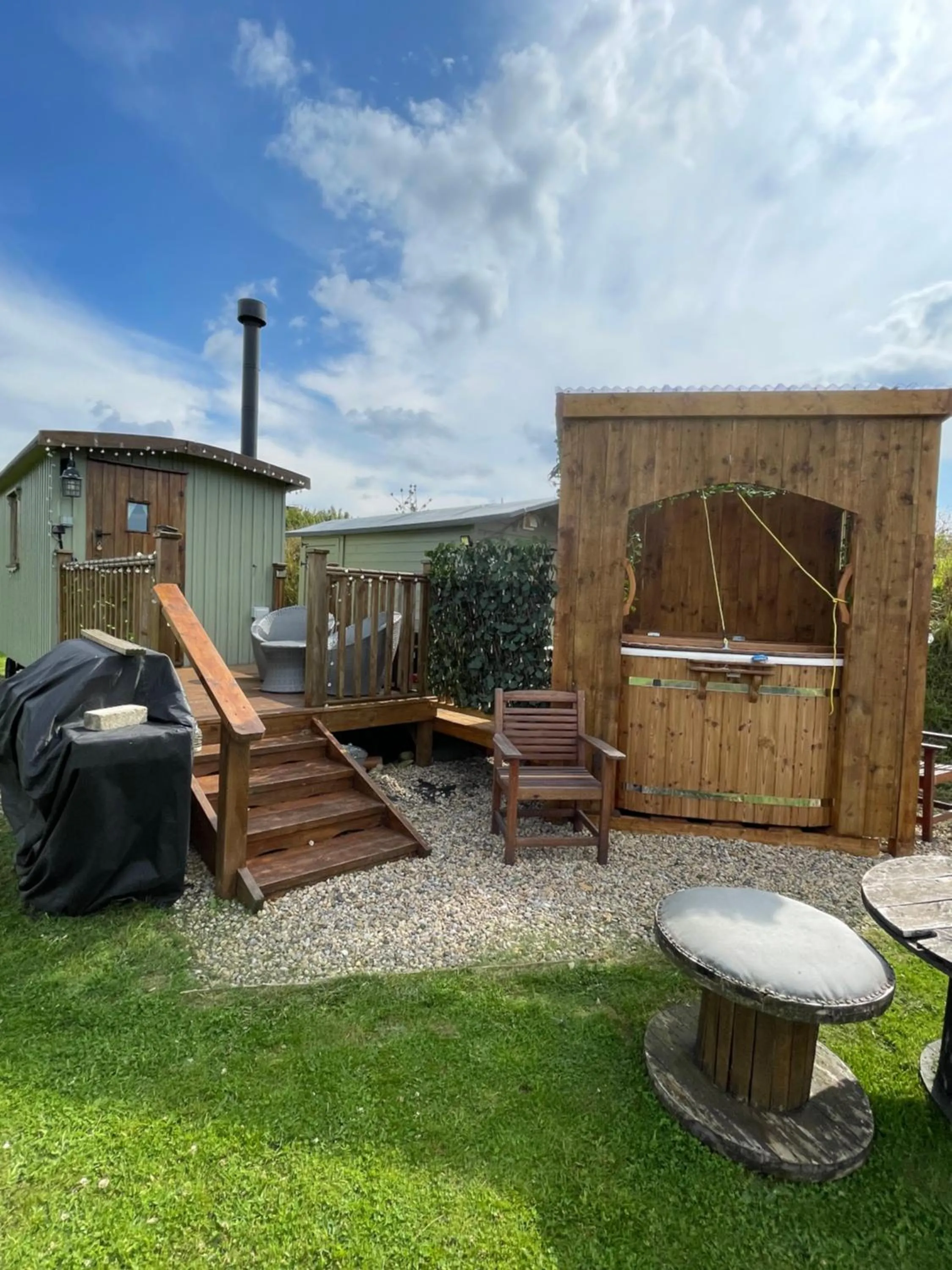 Garden in Oakley View Shepherds Hut with hot tub