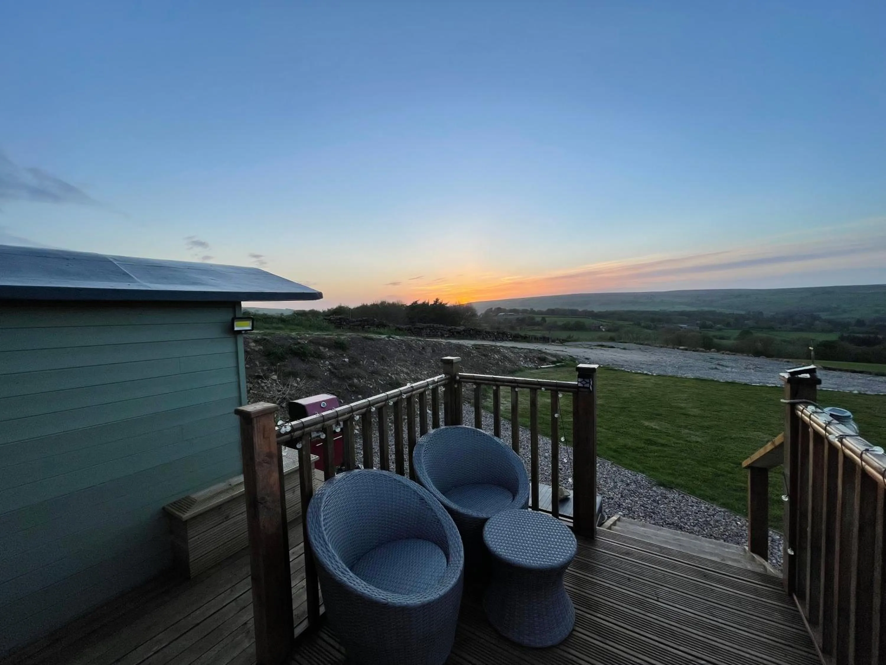 Oakley View Shepherds Hut with hot tub