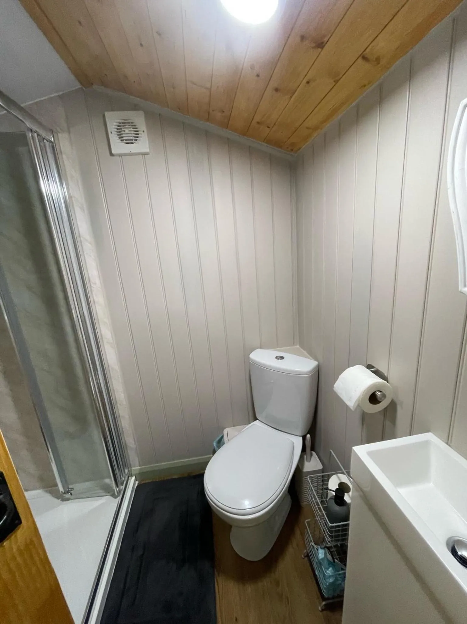 Oakley View Shepherds Hut with hot tub