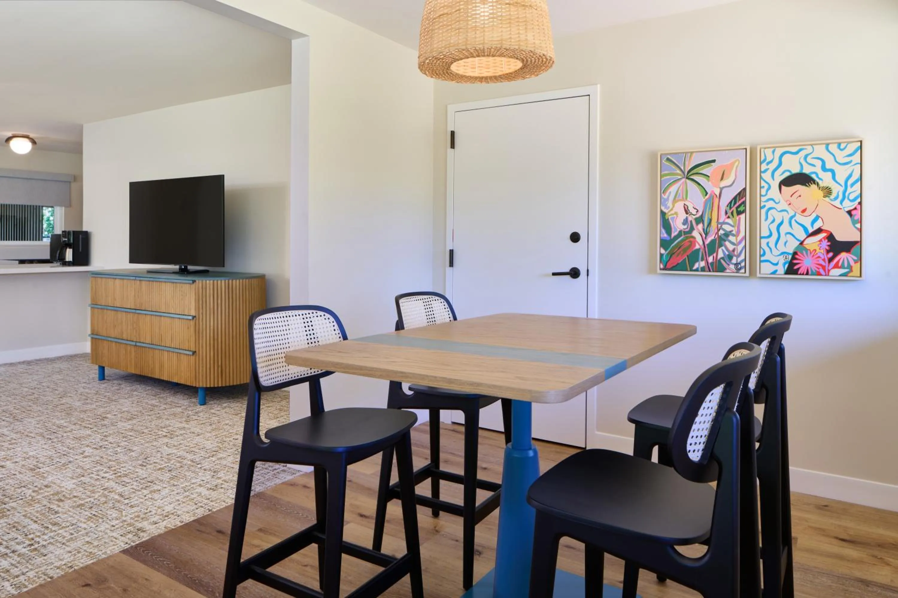 Seating area in Royal Lahaina Resort & Bungalows