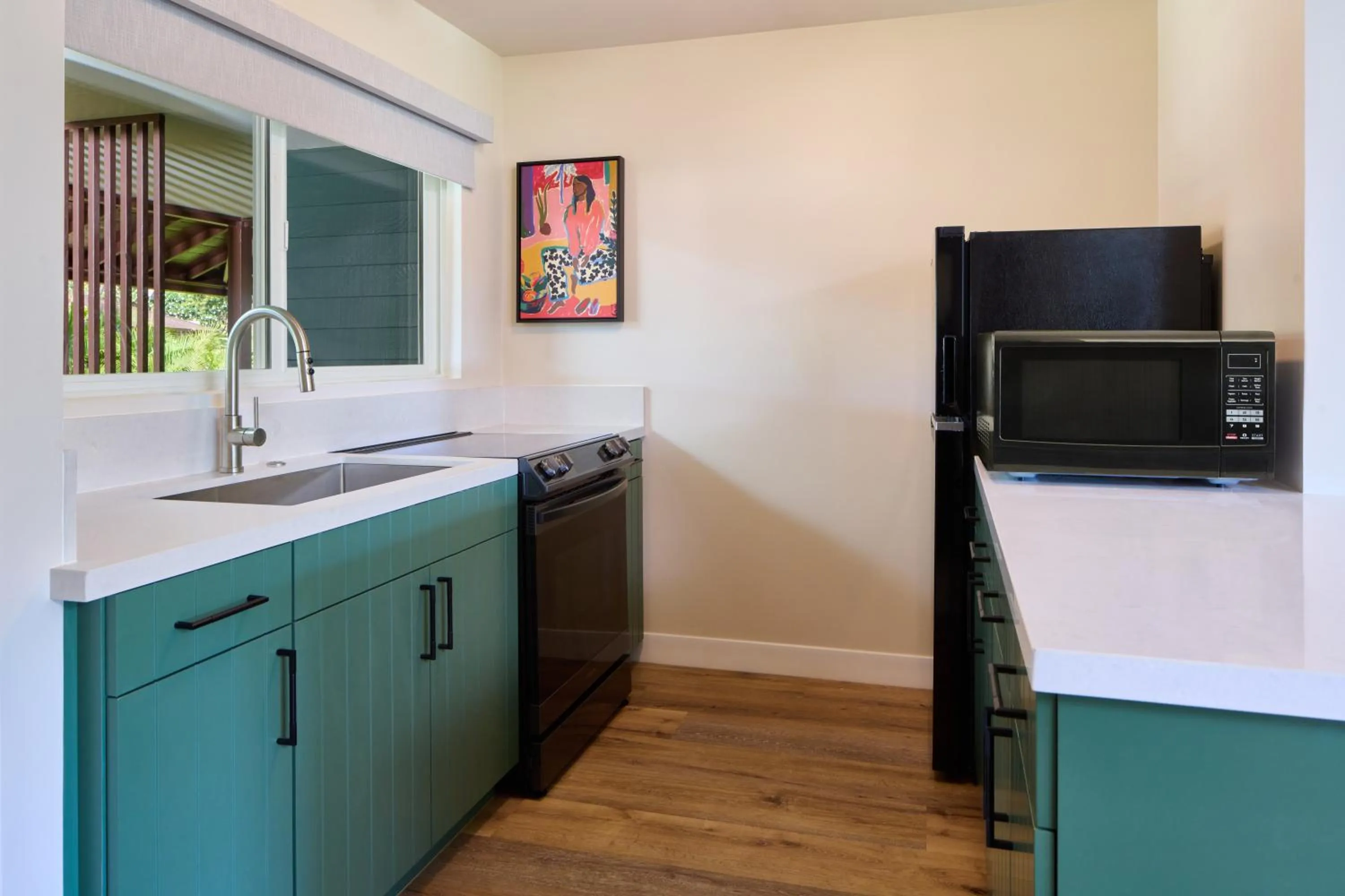 Kitchen or kitchenette in Royal Lahaina Resort & Bungalows