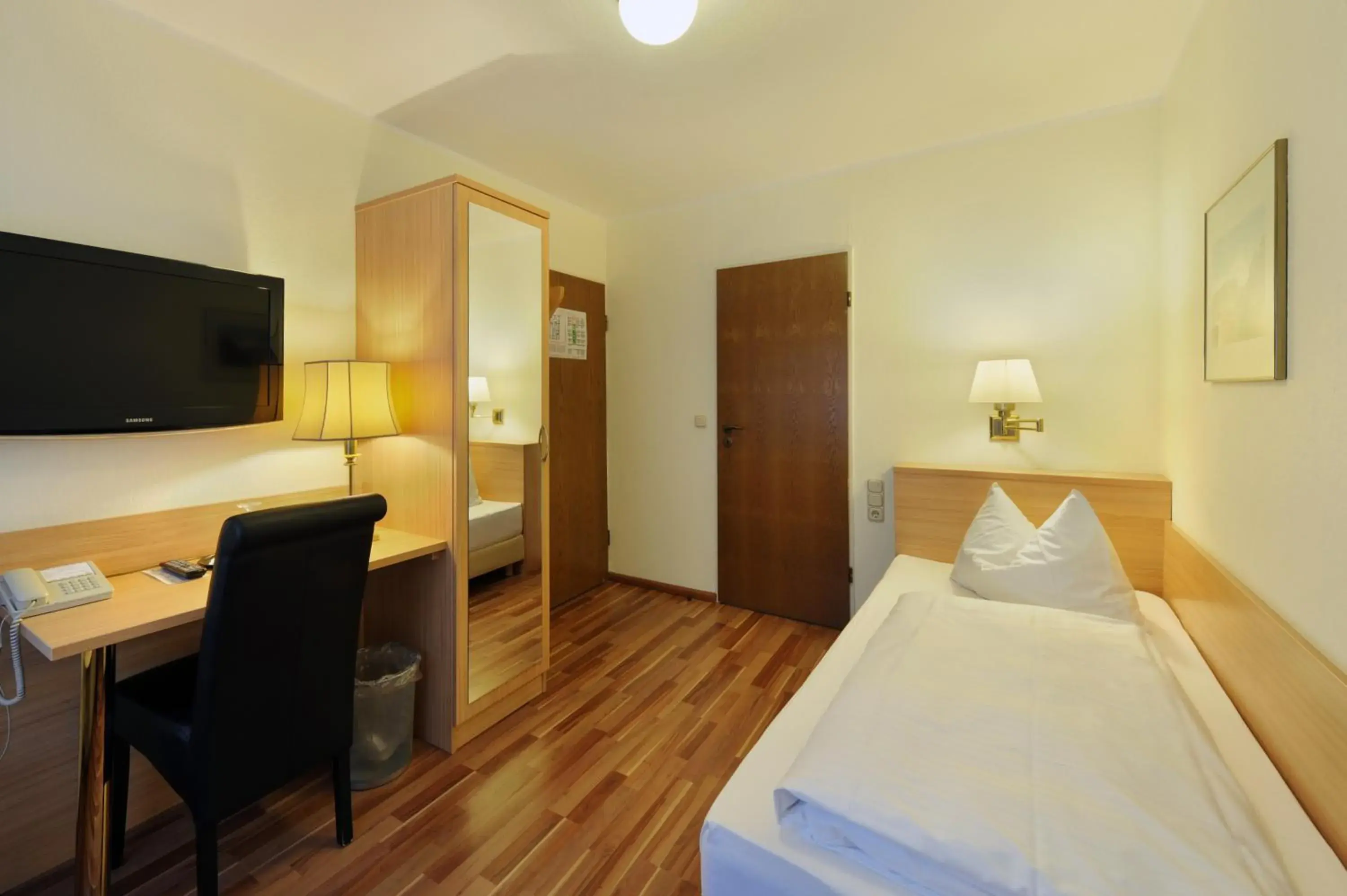 Photo of the whole room, Bed in Bellevue Hotel Photo of the whole room, Bed in Bellevue Hotel