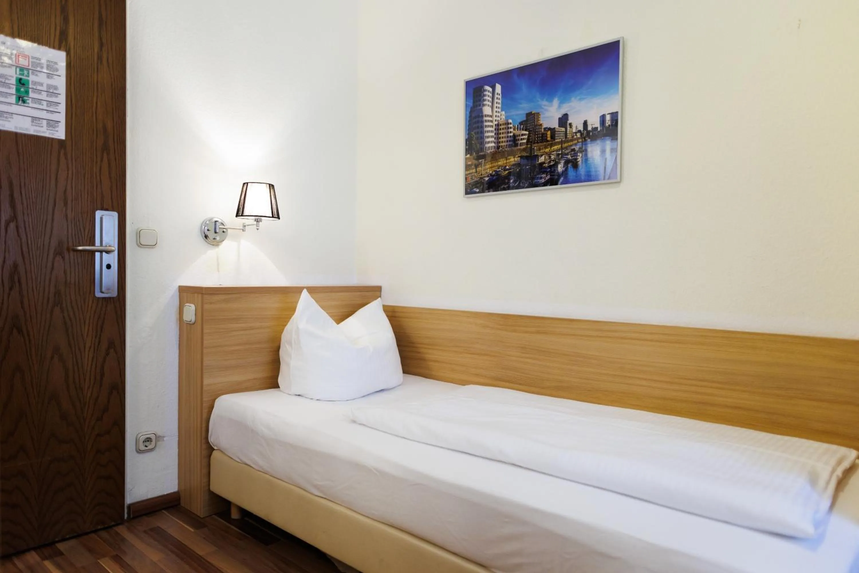 Economy Single Room in Bellevue Hotel