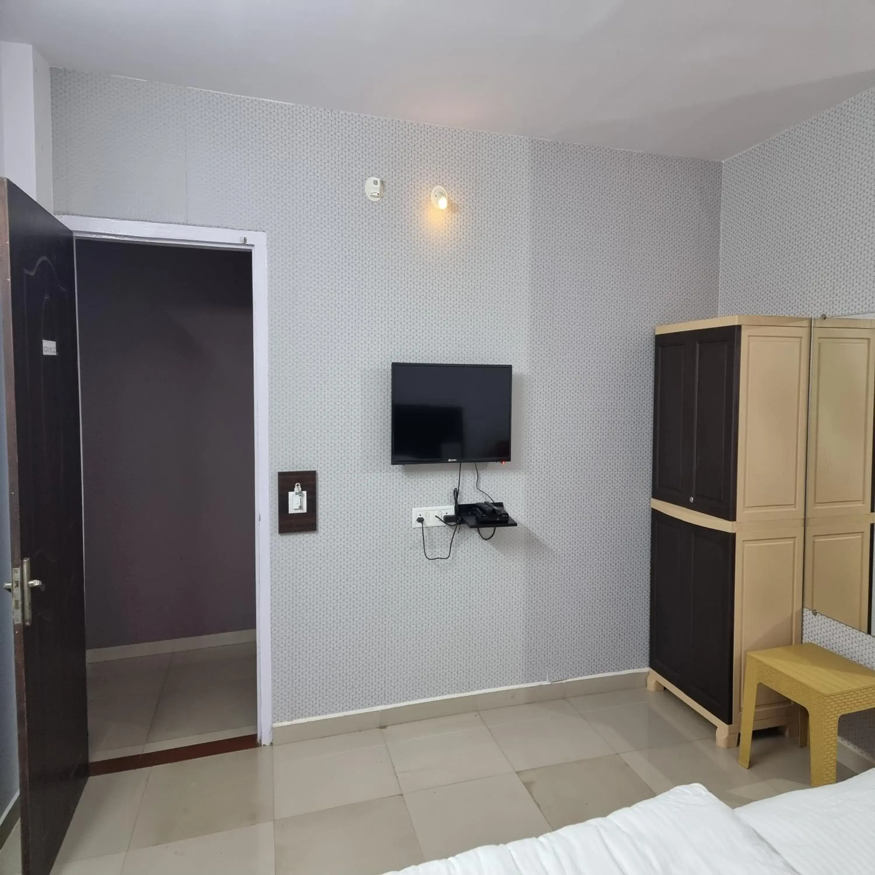 TV and multimedia, Bed in Shivani Inn Hotel & Banquet TV and multimedia, Bed in Shivani Inn Hotel & Banquet