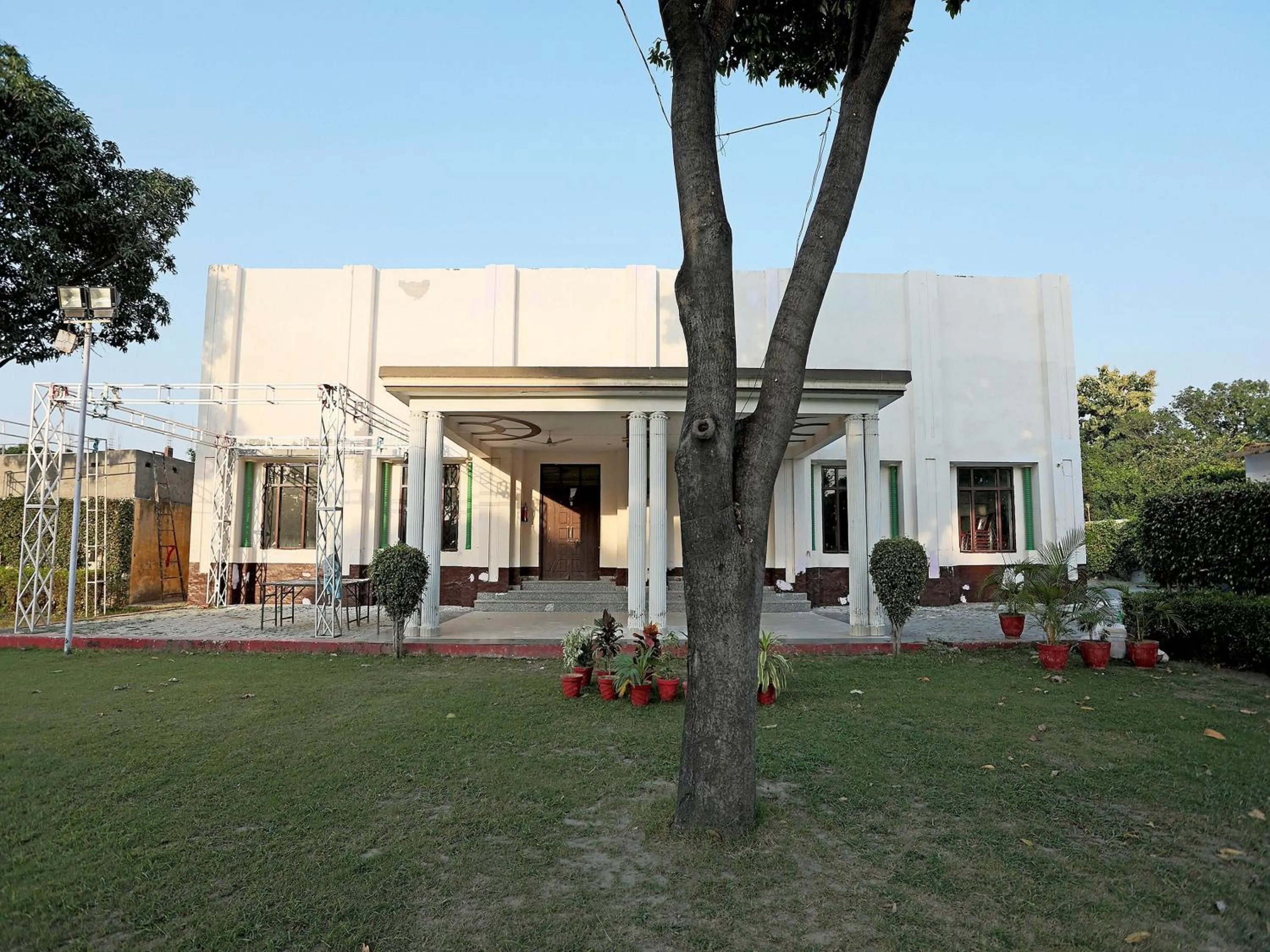 Facade/entrance in Hotel O Surprise Farm House