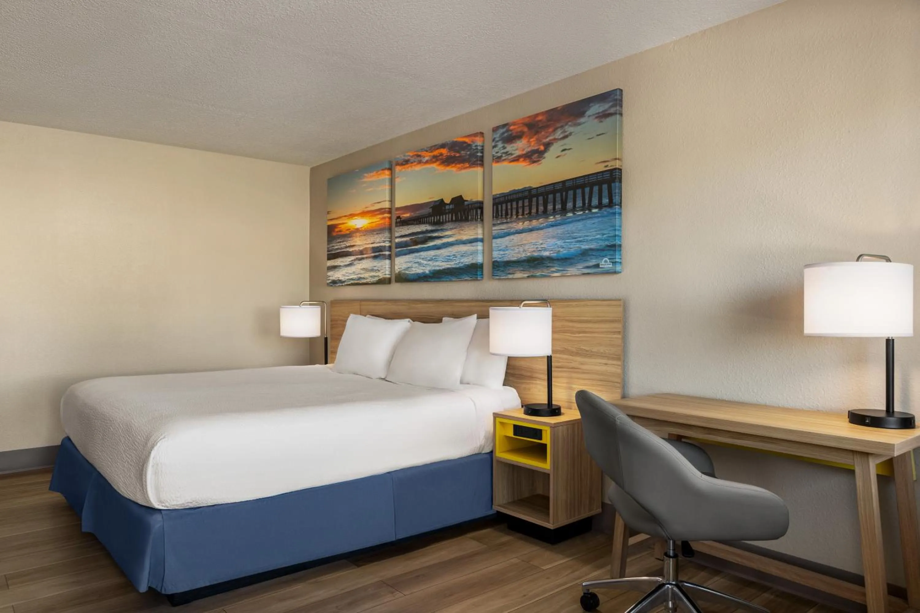 Bedroom, Bed in Days Inn by Wyndham Cocoa Beach Port Canaveral
