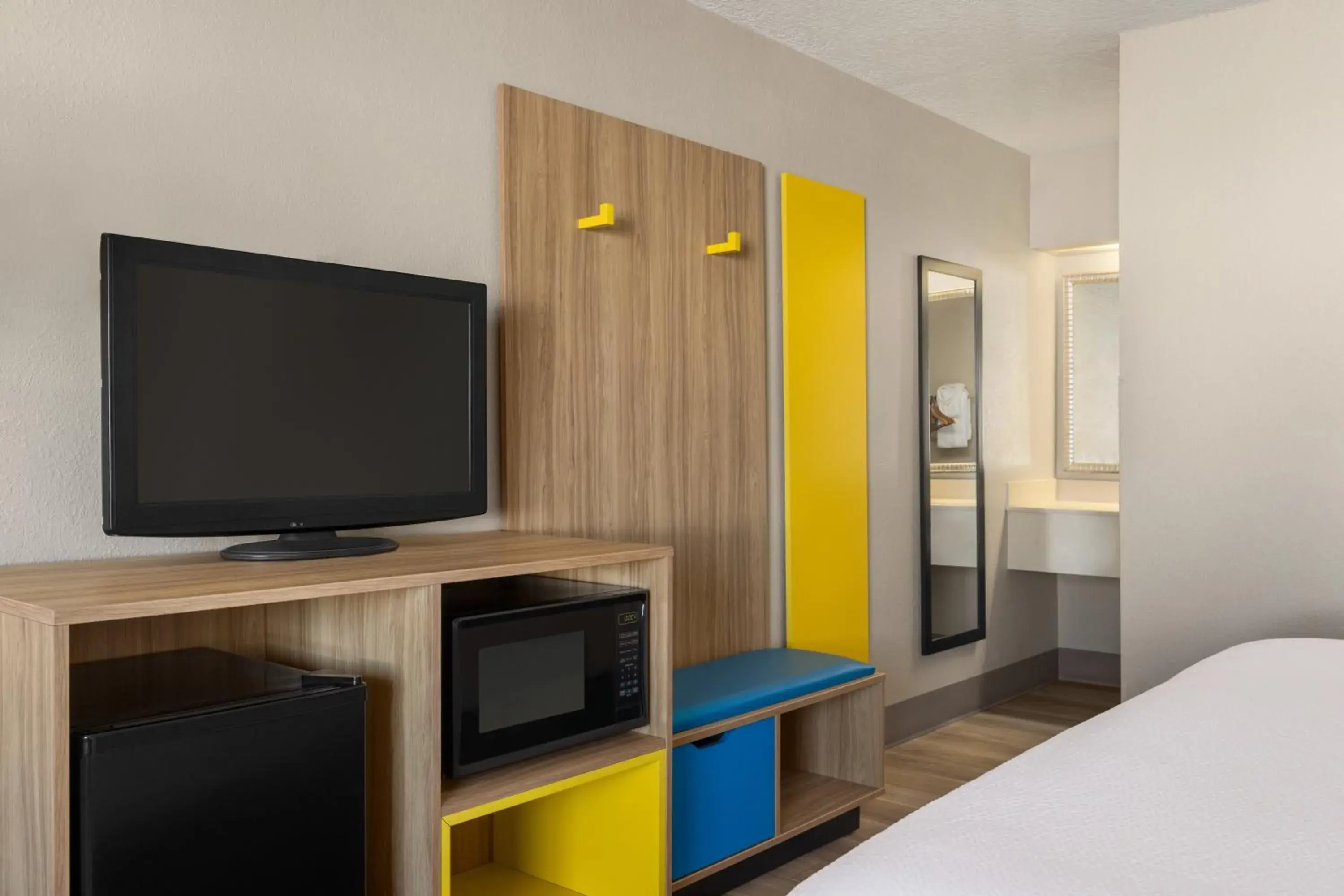 TV and multimedia, Bed in Days Inn by Wyndham Cocoa Beach Port Canaveral TV and multimedia, Bed in Days Inn by Wyndham Cocoa Beach Port Canaveral