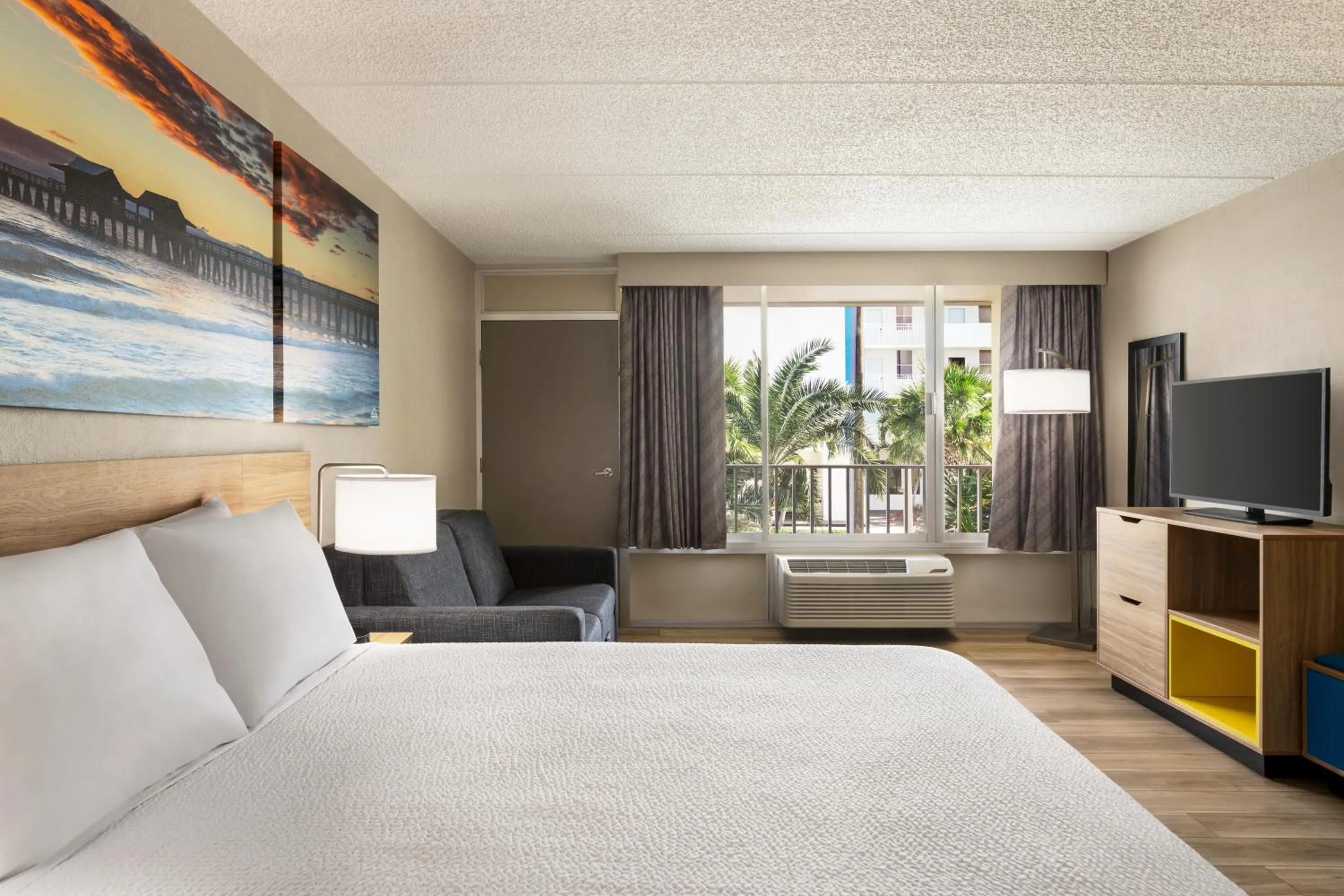 Bedroom, Bed in Days Inn by Wyndham Cocoa Beach Port Canaveral