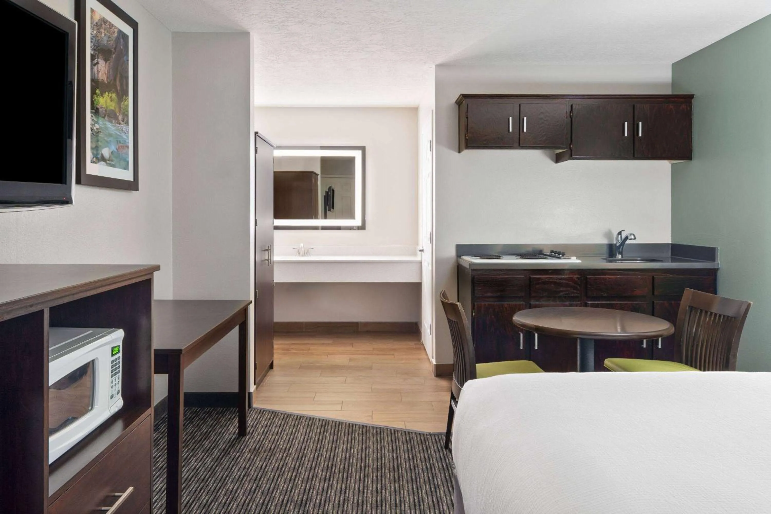 Photo of the whole room in Wingate by Wyndham Cedar City