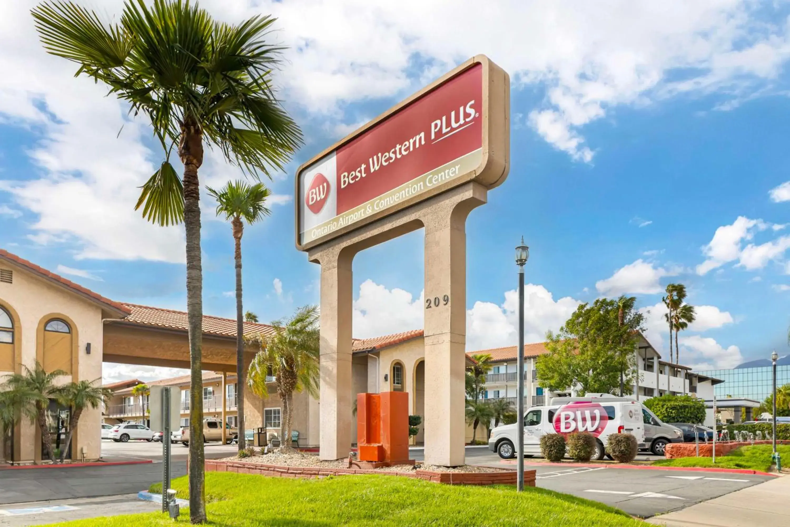 Property building in Best Western Plus Ontario Airport & Convention Center Property building in Best Western Plus Ontario Airport & Convention Center