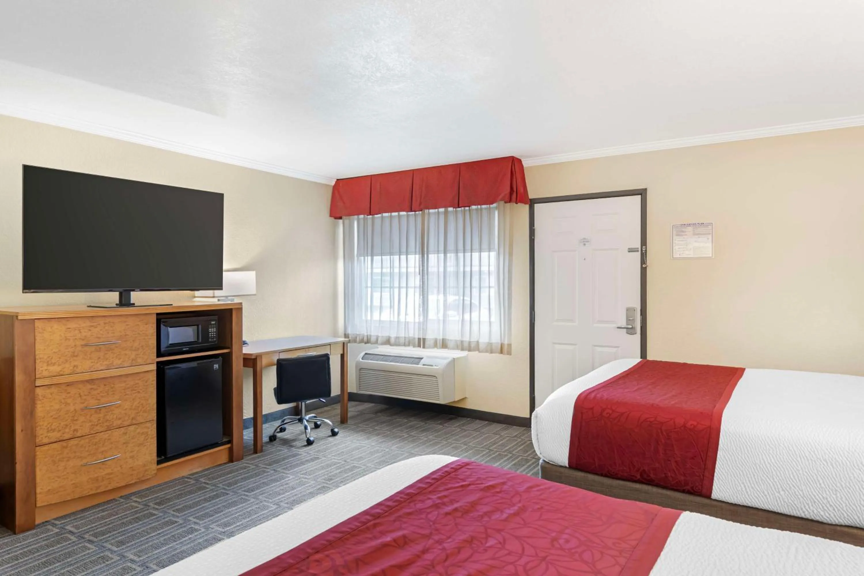 Bedroom, Bed in Best Western Plus Ontario Airport & Convention Center