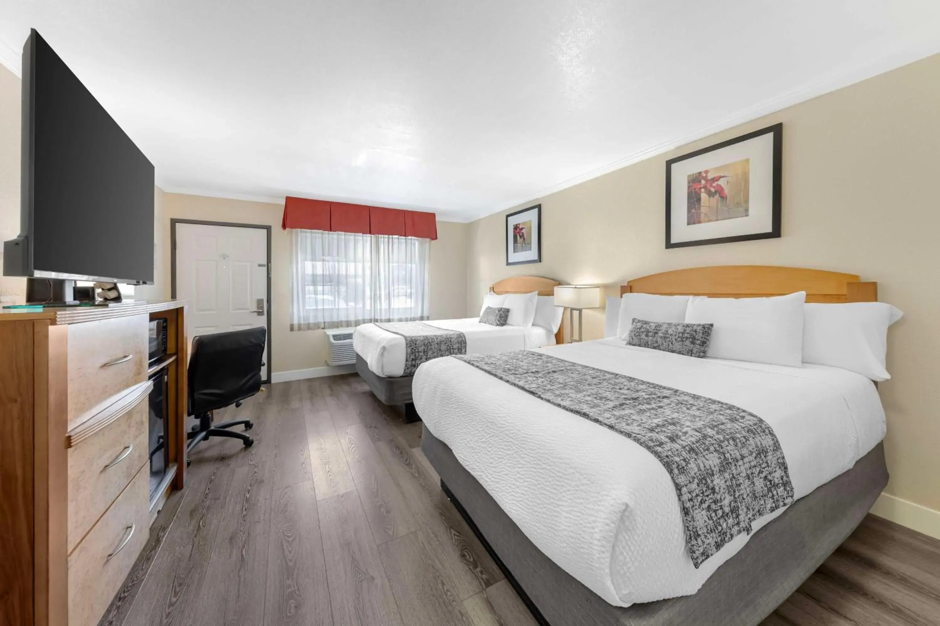 Queen Room with Two Queen Beds - Non-Smoking in Best Western Plus Ontario Airport & Convention Center Queen Room with Two Queen Beds - Non-Smoking in Best Western Plus Ontario Airport & Convention Center