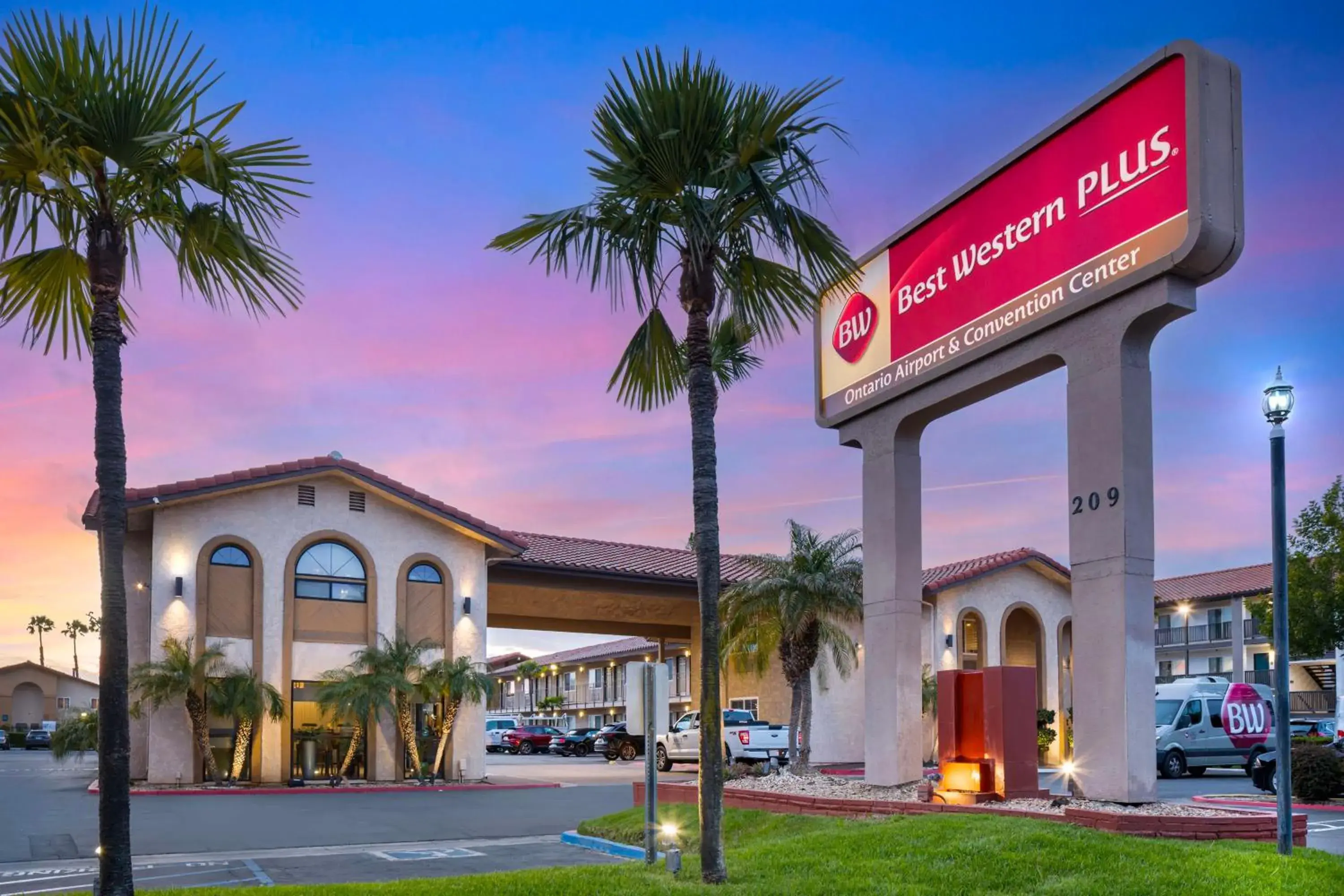 Property building in Best Western Plus Ontario Airport & Convention Center Property building in Best Western Plus Ontario Airport & Convention Center