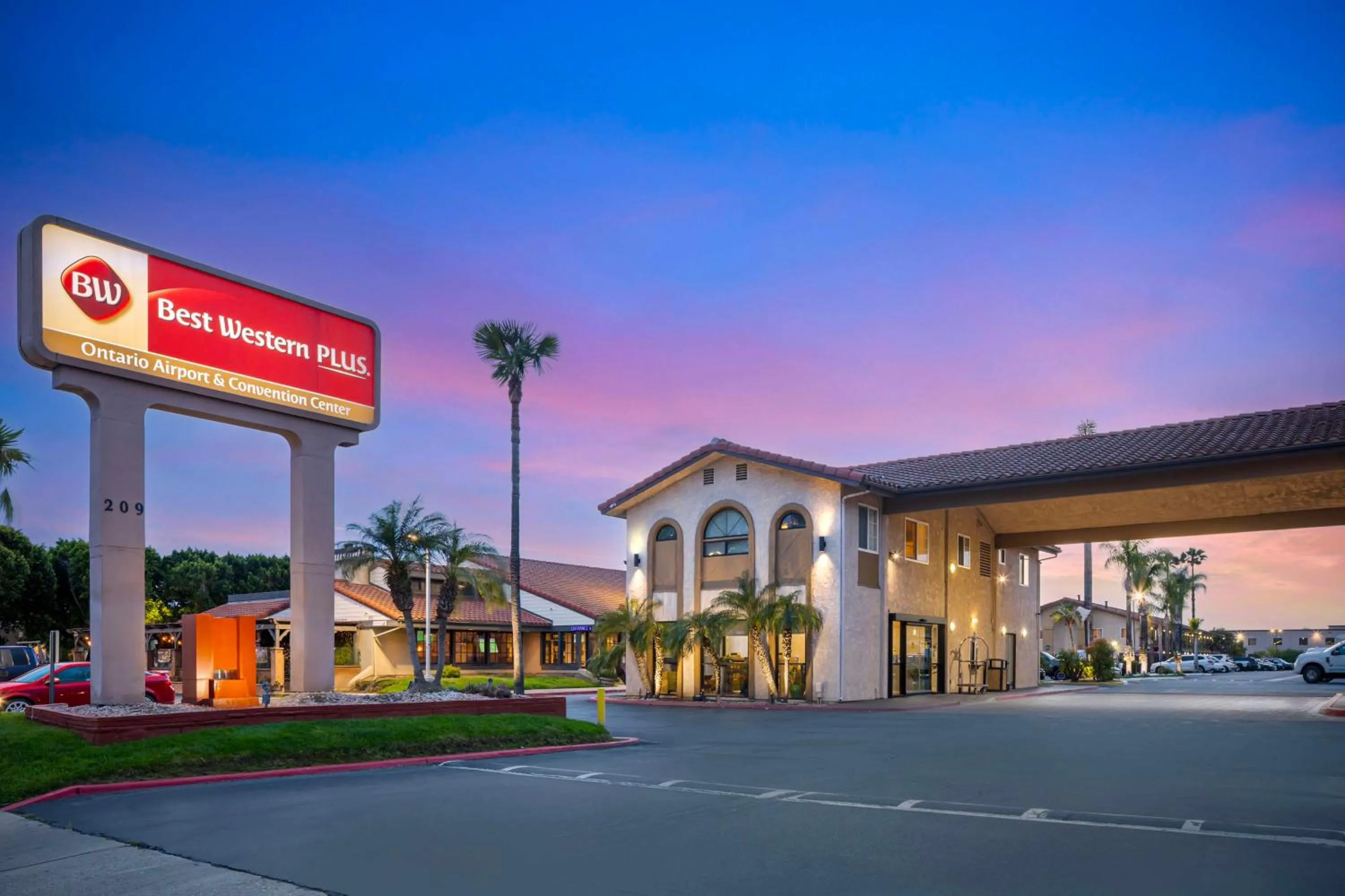 Property building in Best Western Plus Ontario Airport & Convention Center