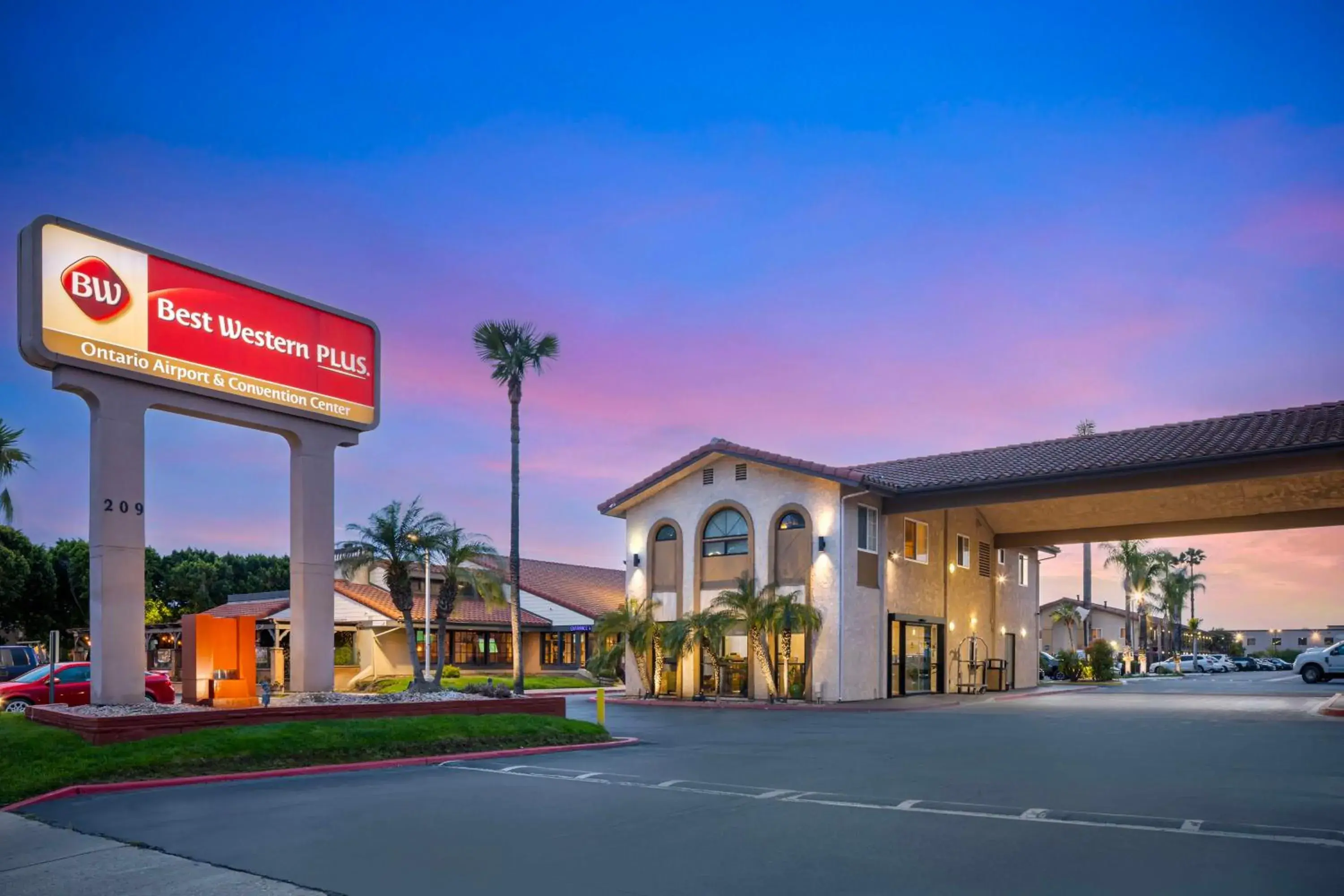 Property building in Best Western Plus Ontario Airport & Convention Center Property building in Best Western Plus Ontario Airport & Convention Center