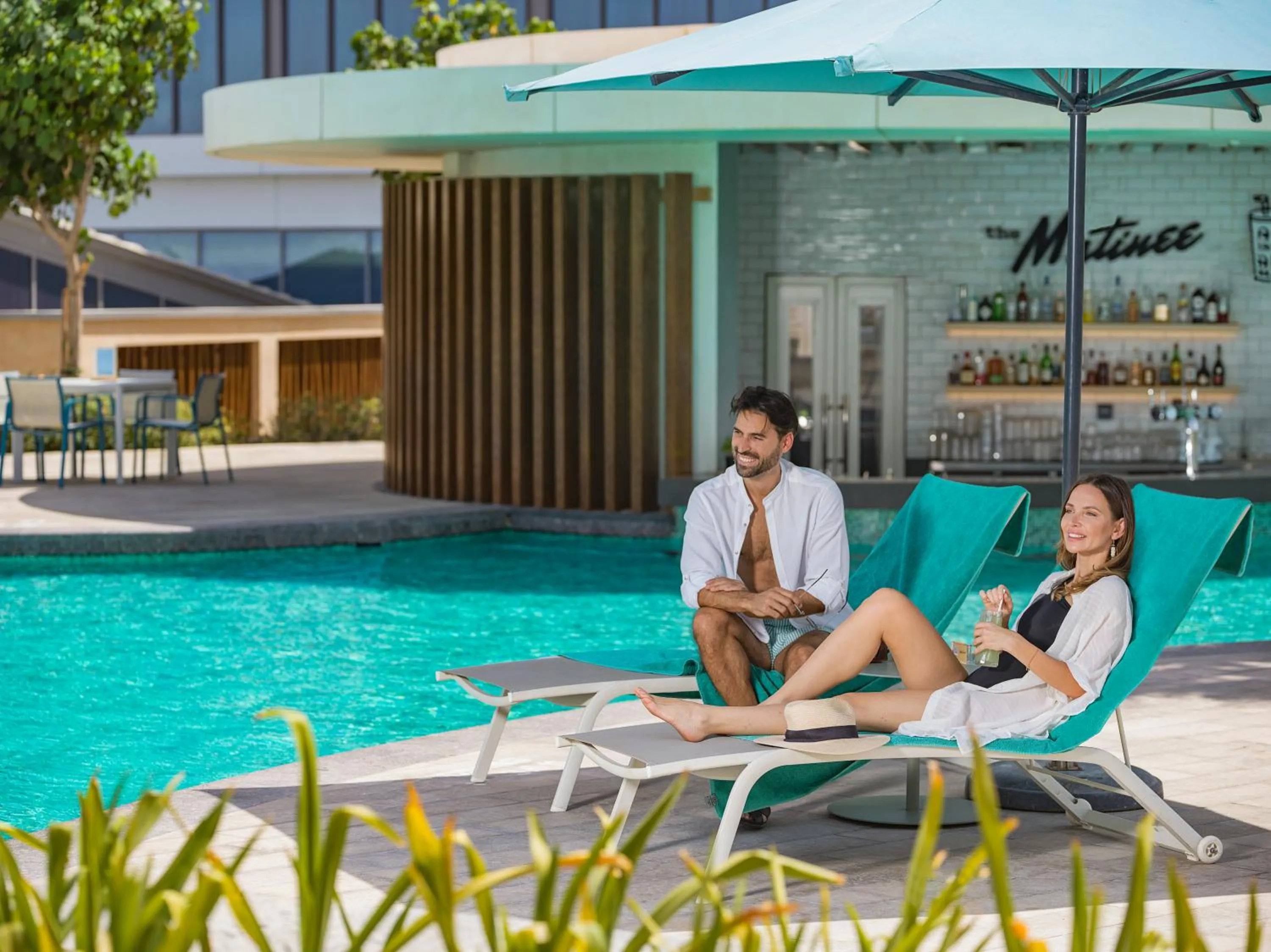 Lounge or bar in The WB Abu Dhabi, Curio Collection By Hilton