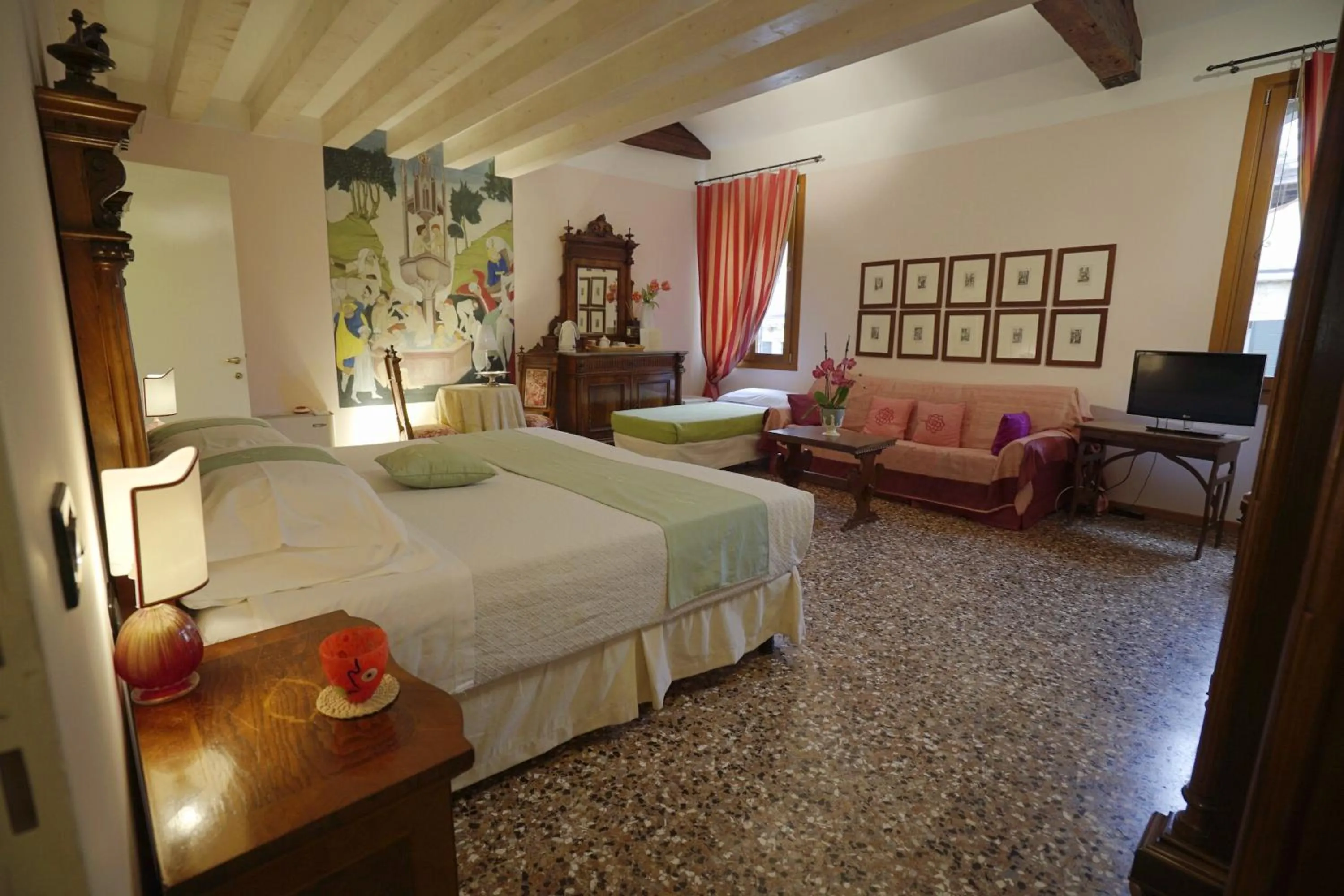 Photo of the whole room, Bed in La Villeggiatura