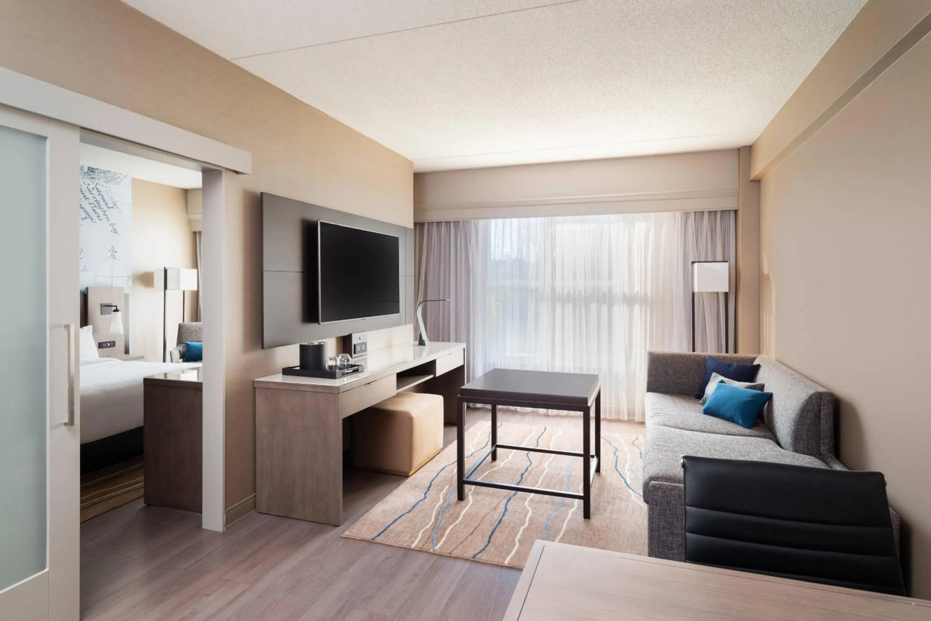 Living room, Bed in Mystic Marriott Hotel and Spa