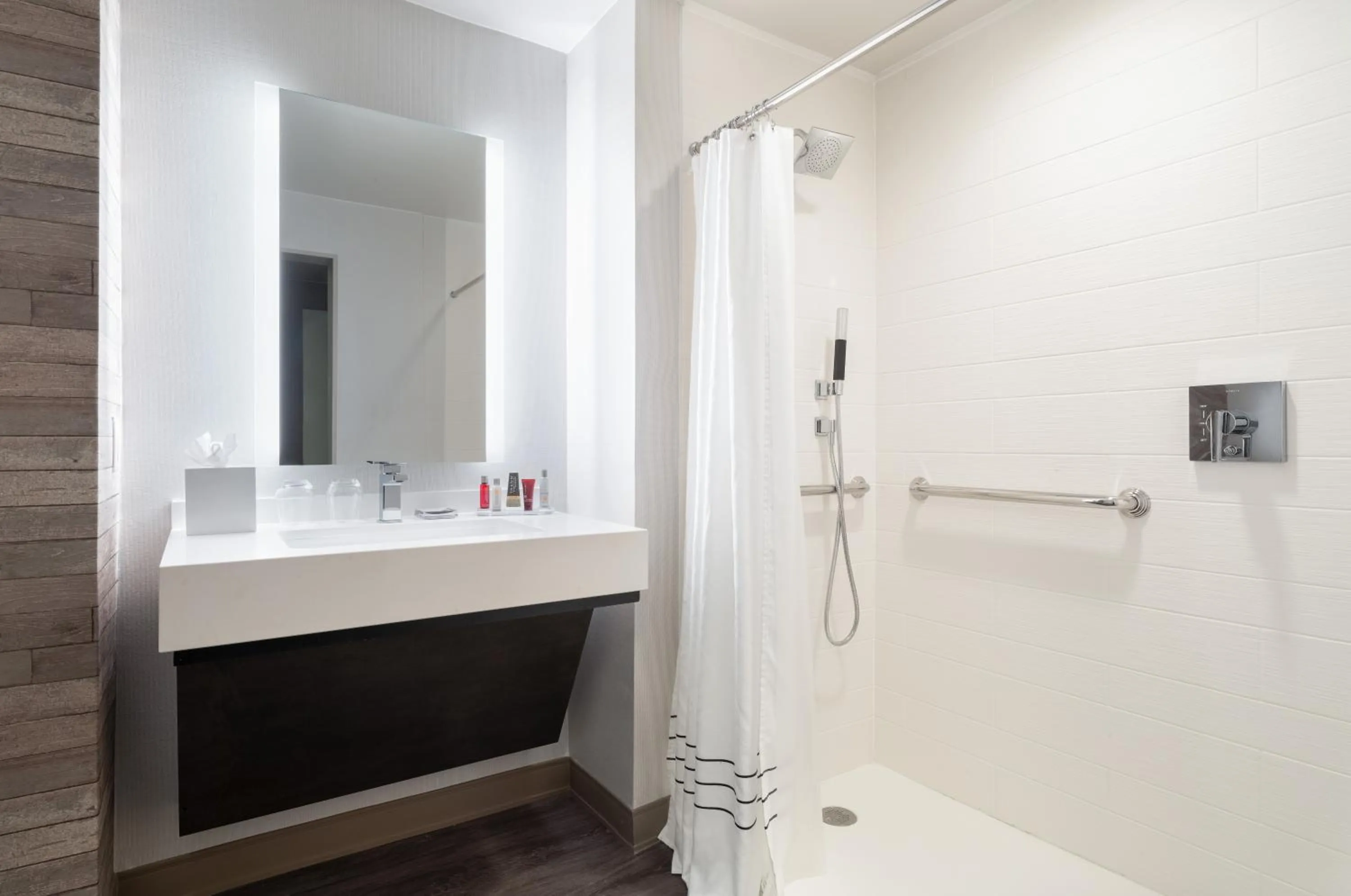 Bathroom in Mystic Marriott Hotel and Spa