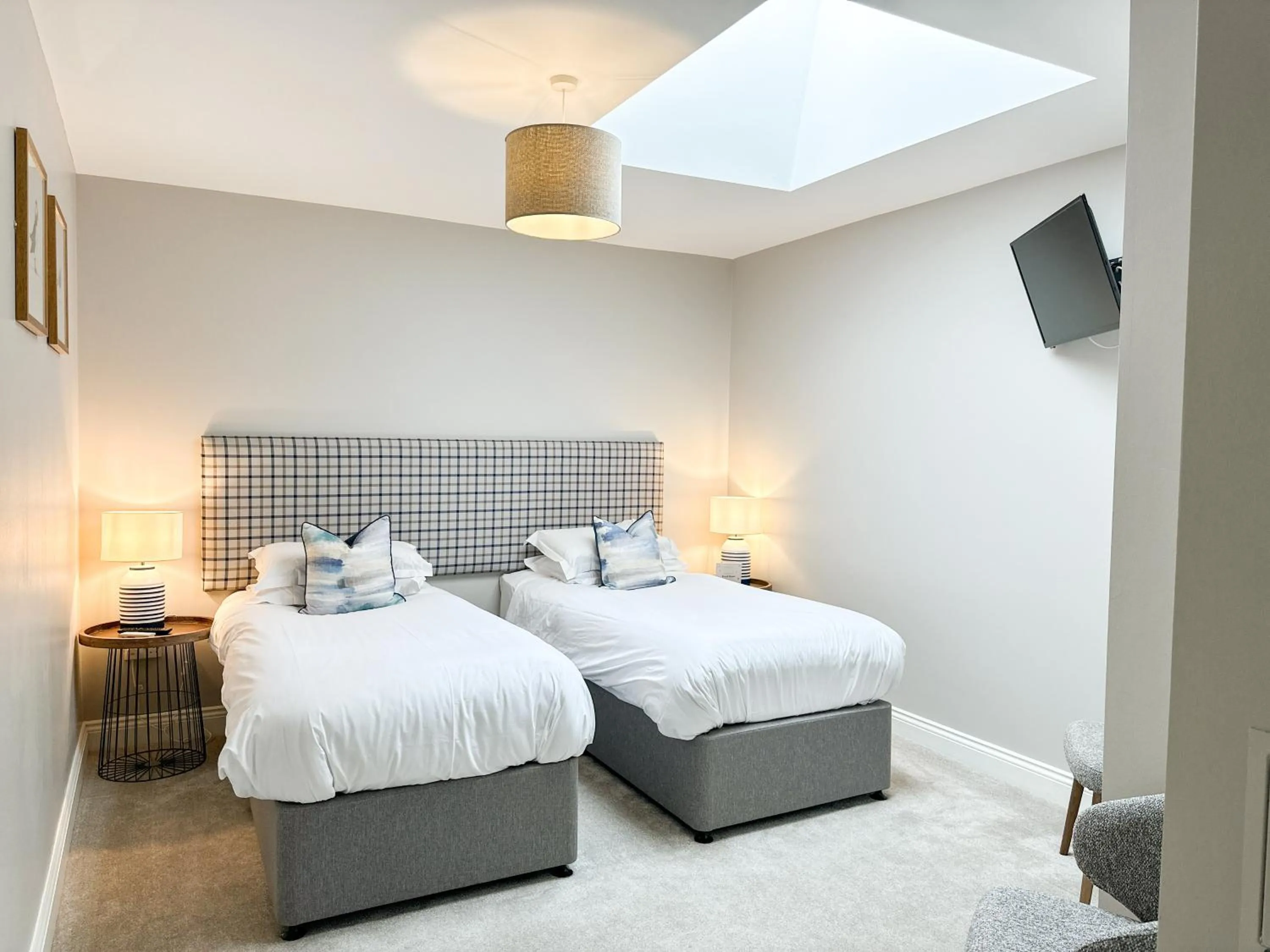 Bedroom, Bed in Beach House Hotel