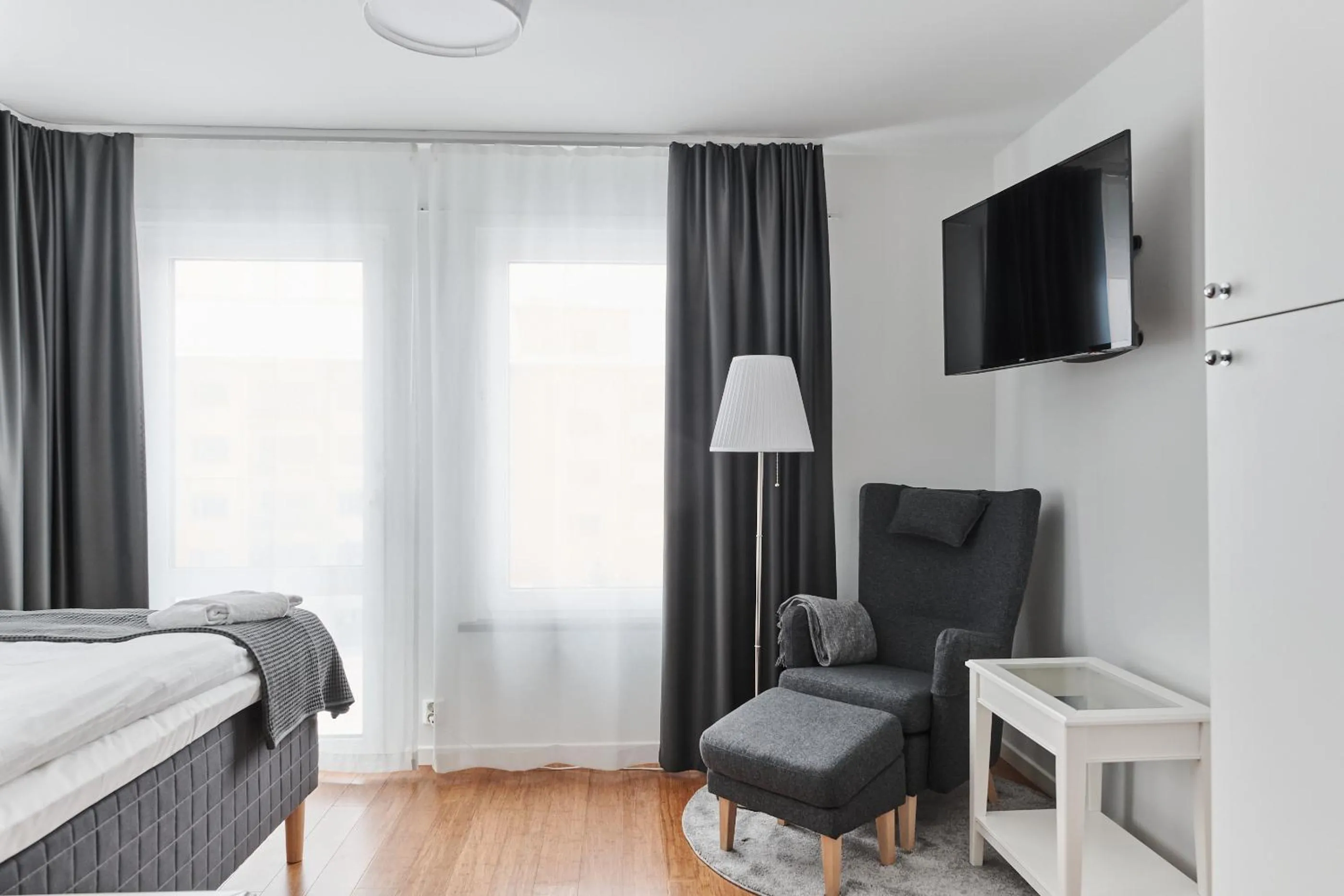 Property building, Bed in Continental Apartment Hotel Knivsta