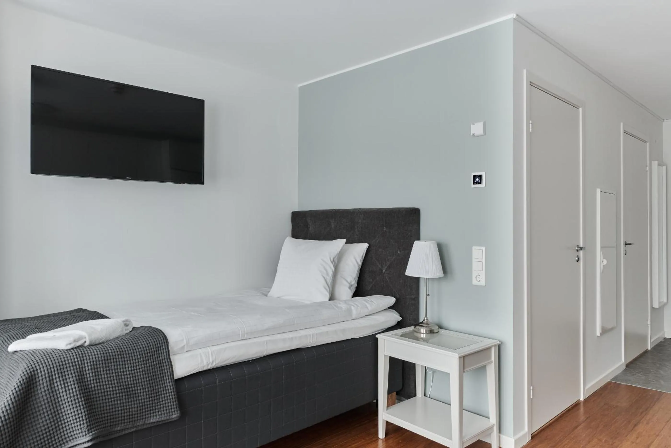 Property building, Bed in Continental Apartment Hotel Knivsta