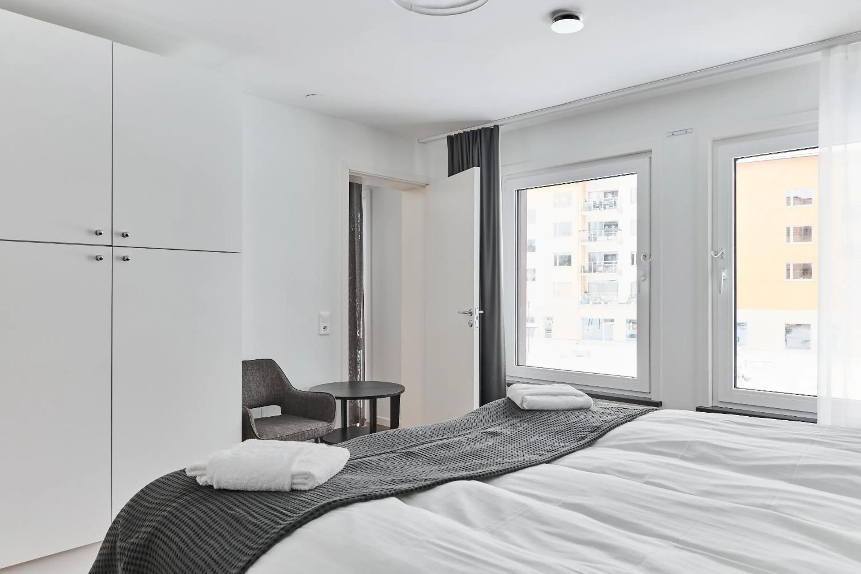 Property building, Bed in Continental Apartment Hotel Knivsta