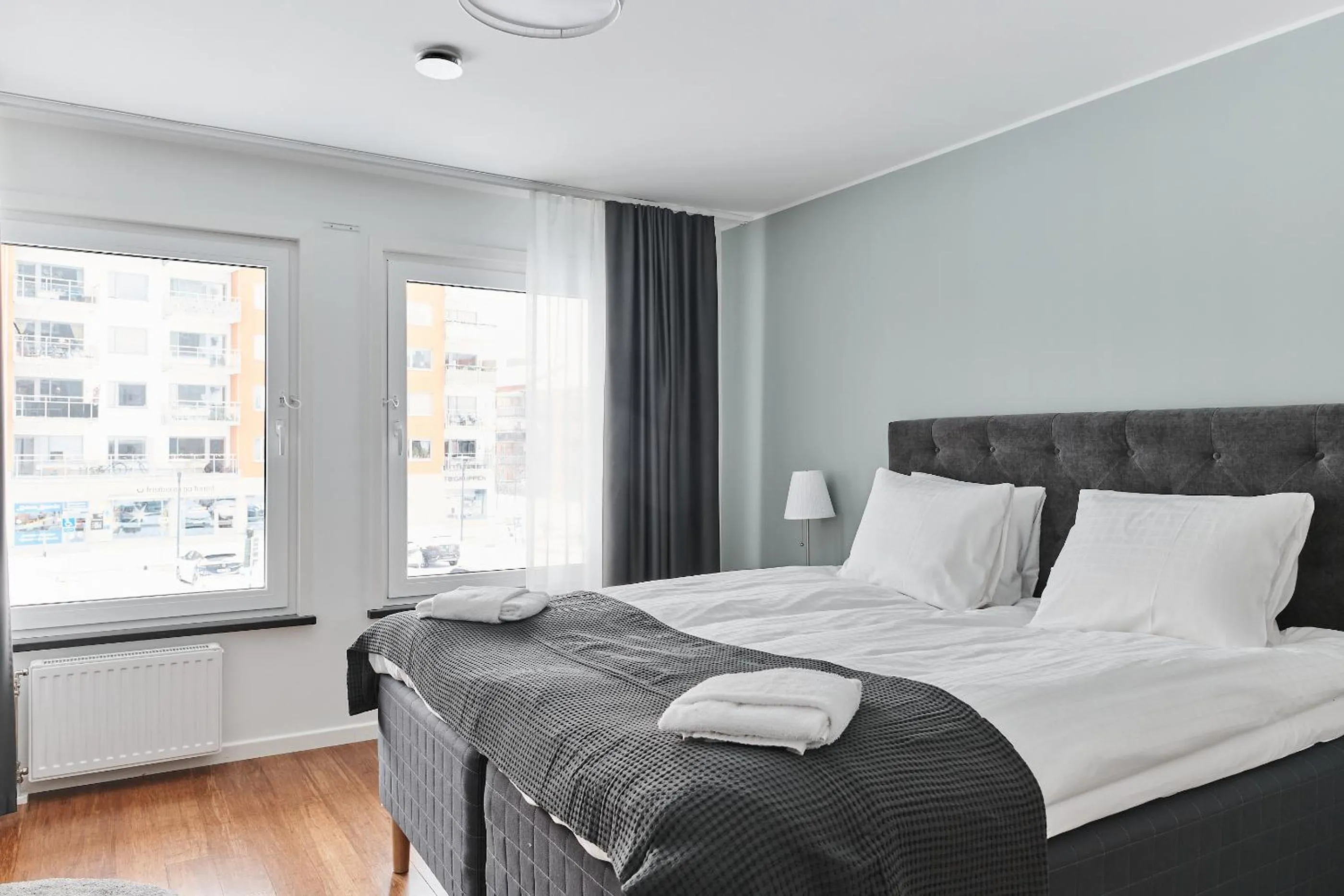 Property building, Bed in Continental Apartment Hotel Knivsta