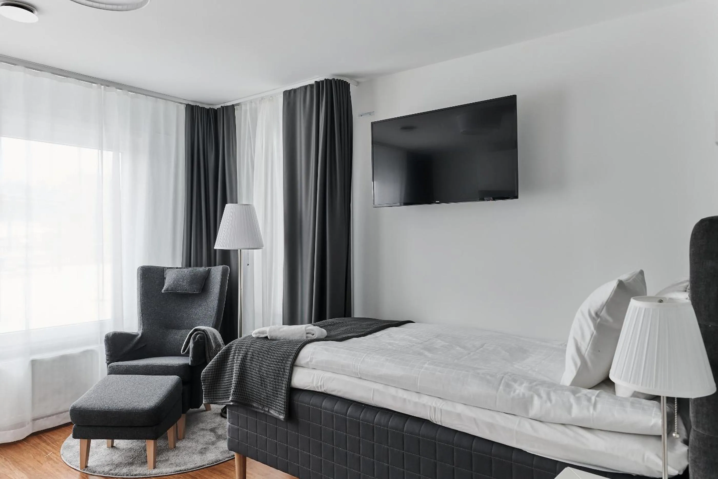 Property building, Bed in Continental Apartment Hotel Knivsta