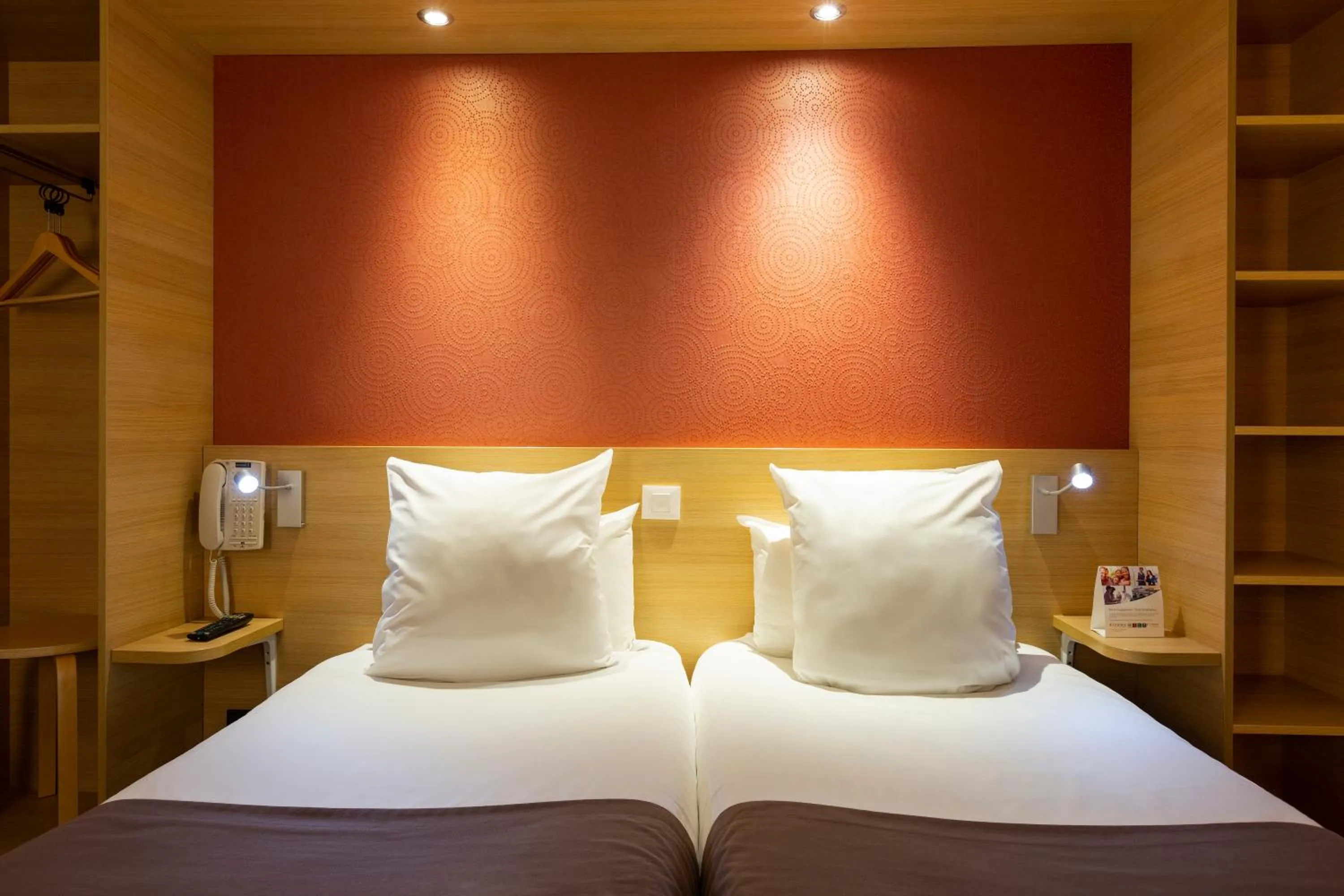 Bed in Comfort Hotel Pithiviers
