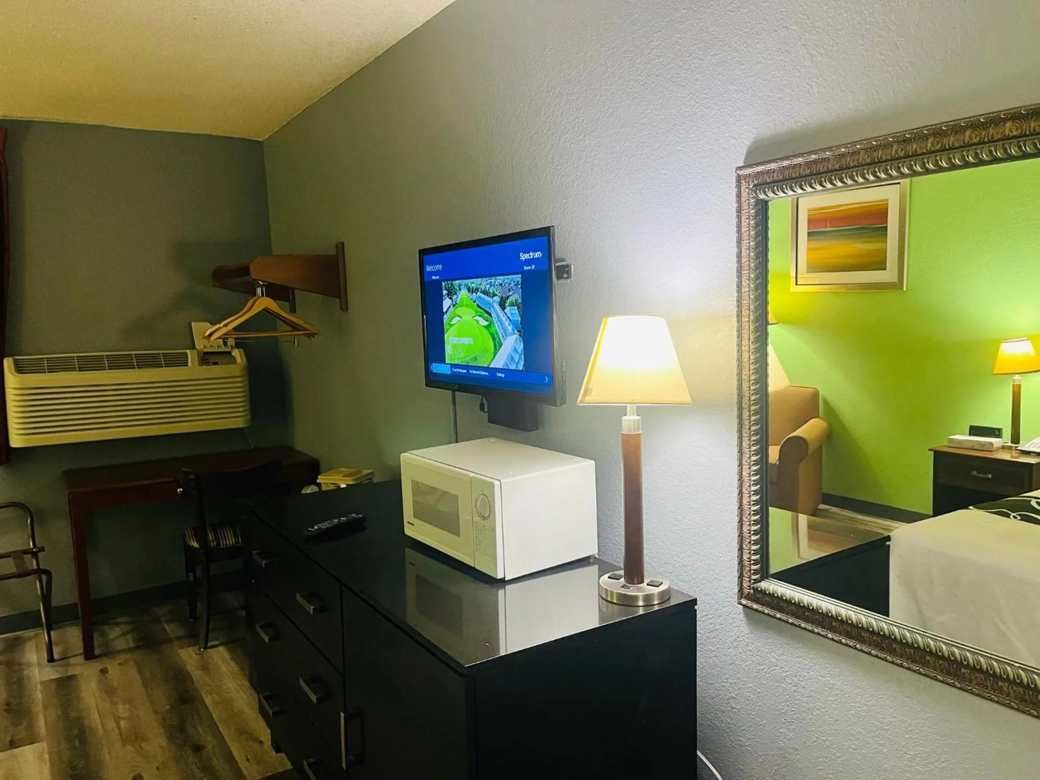 hair dresser, Bed in Rodeway Inn Whitehall