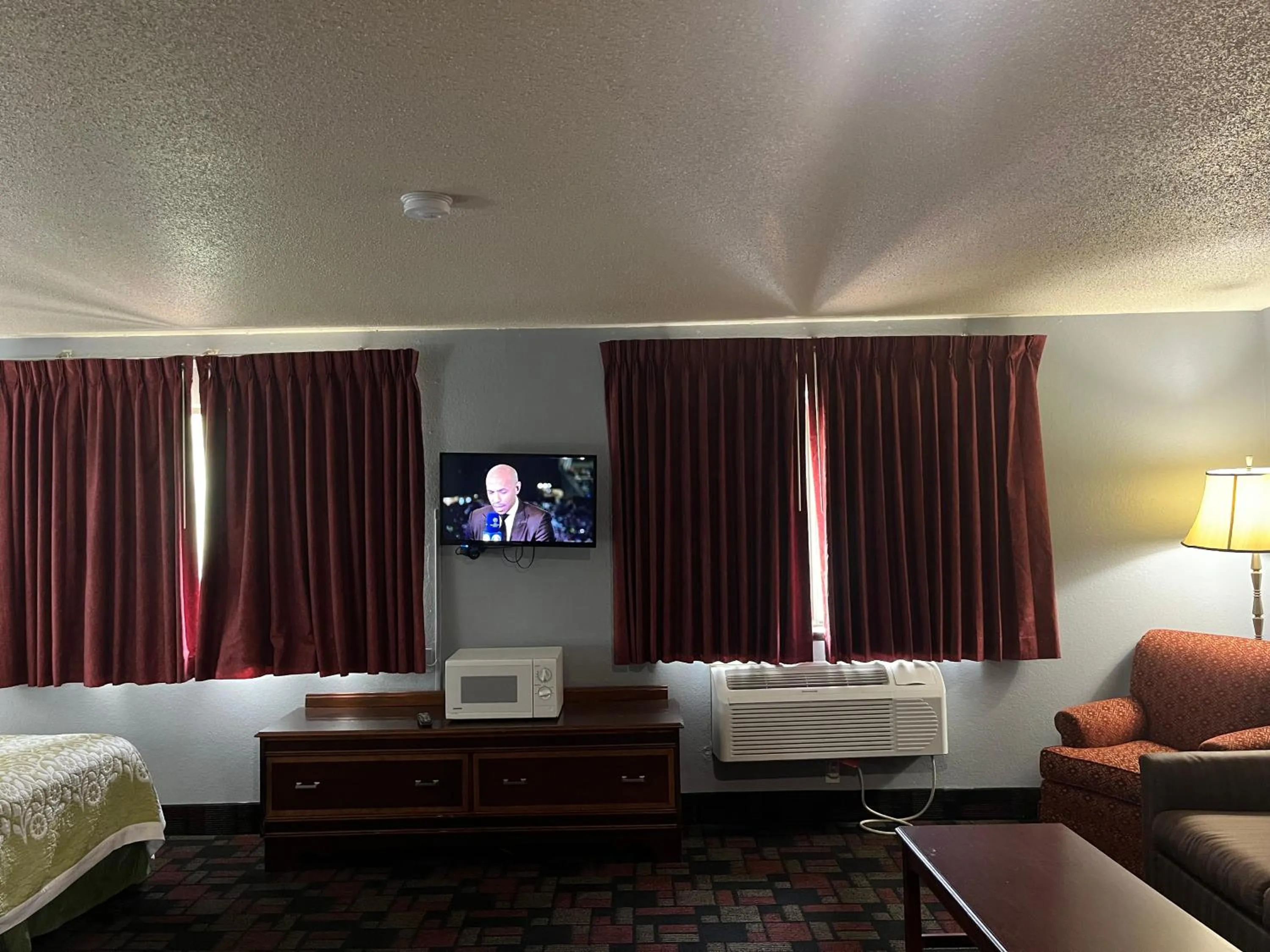 TV and multimedia, Bed in Rodeway Inn Whitehall