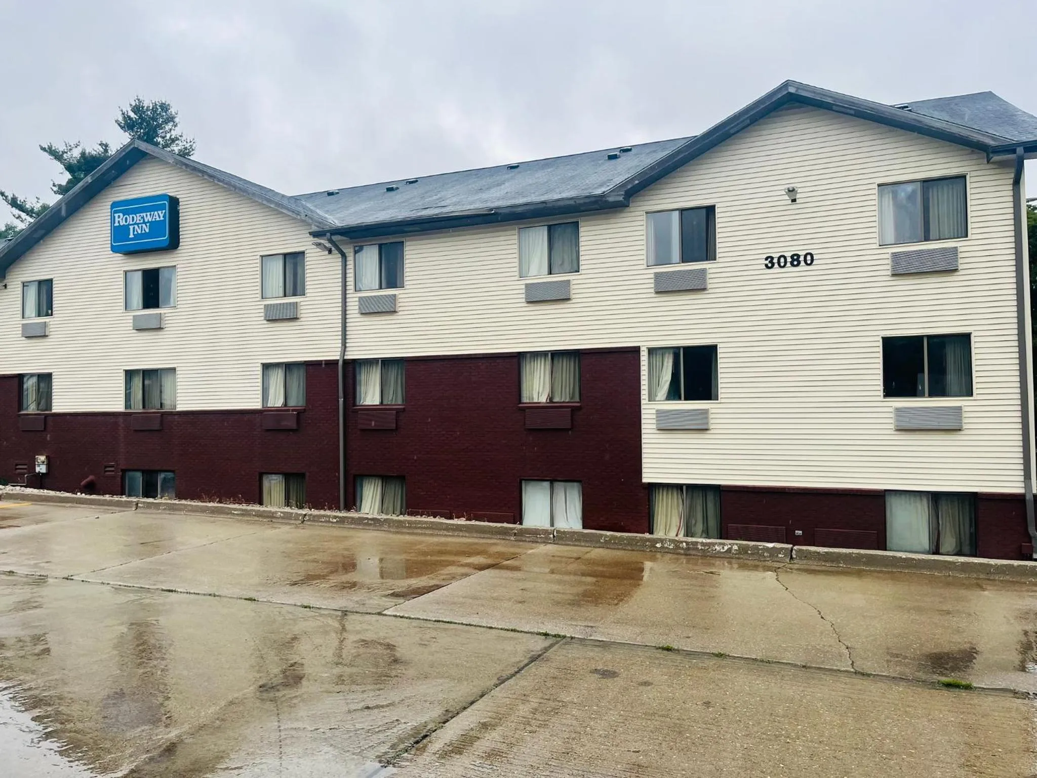 Property building in Rodeway Inn Whitehall