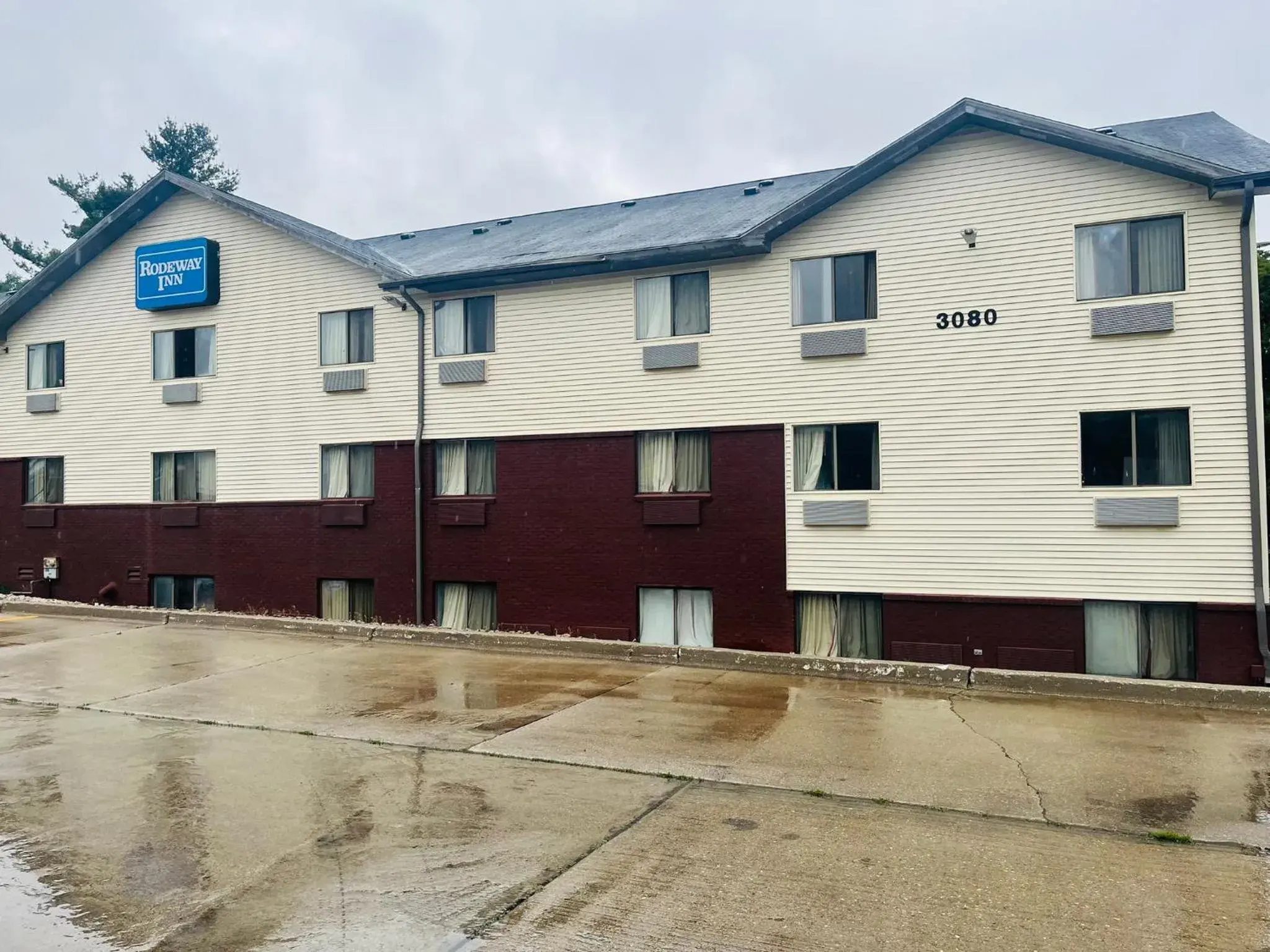 Property building in Rodeway Inn Property building in Rodeway Inn