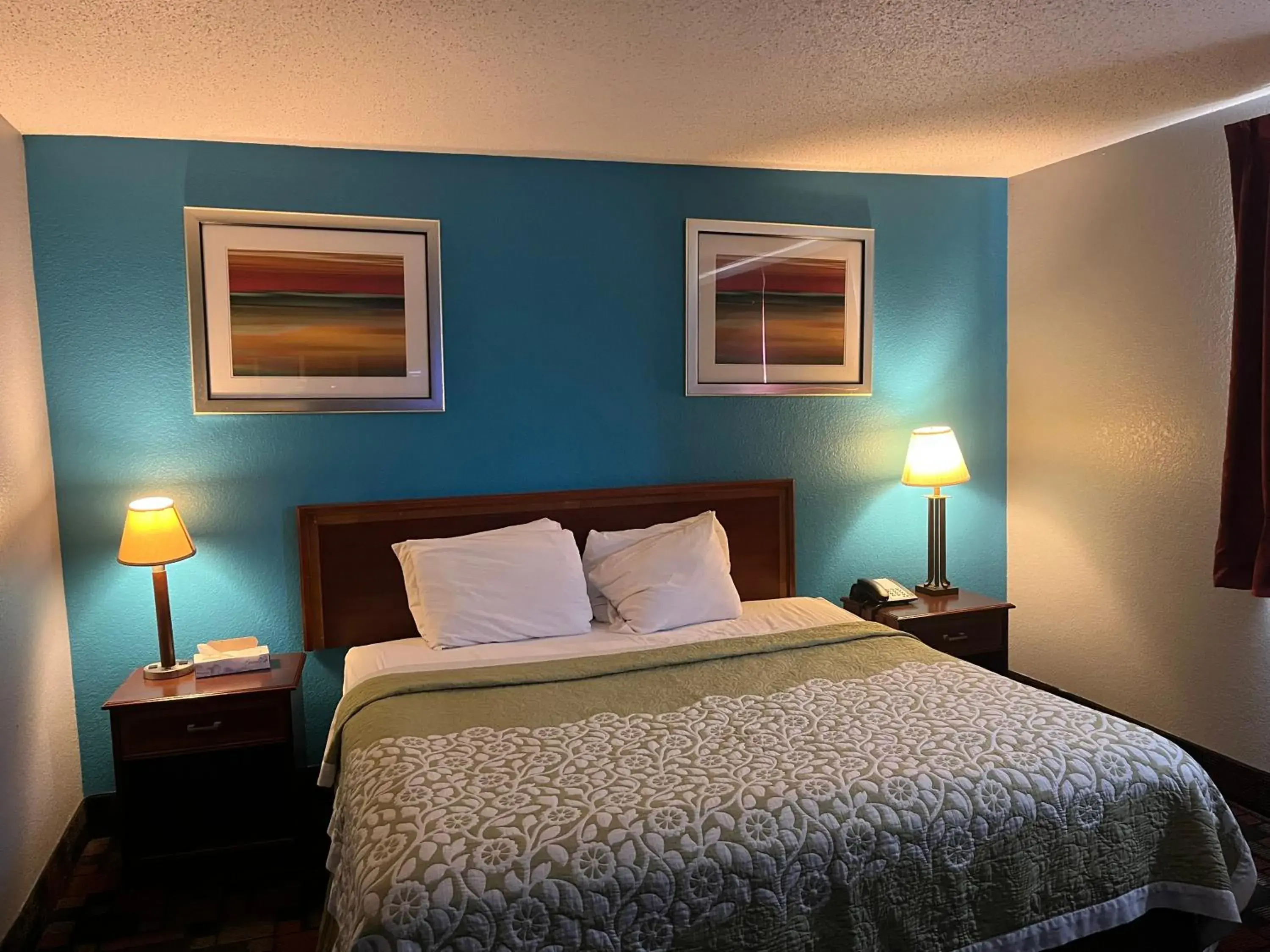 Bed in Rodeway Inn Bed in Rodeway Inn