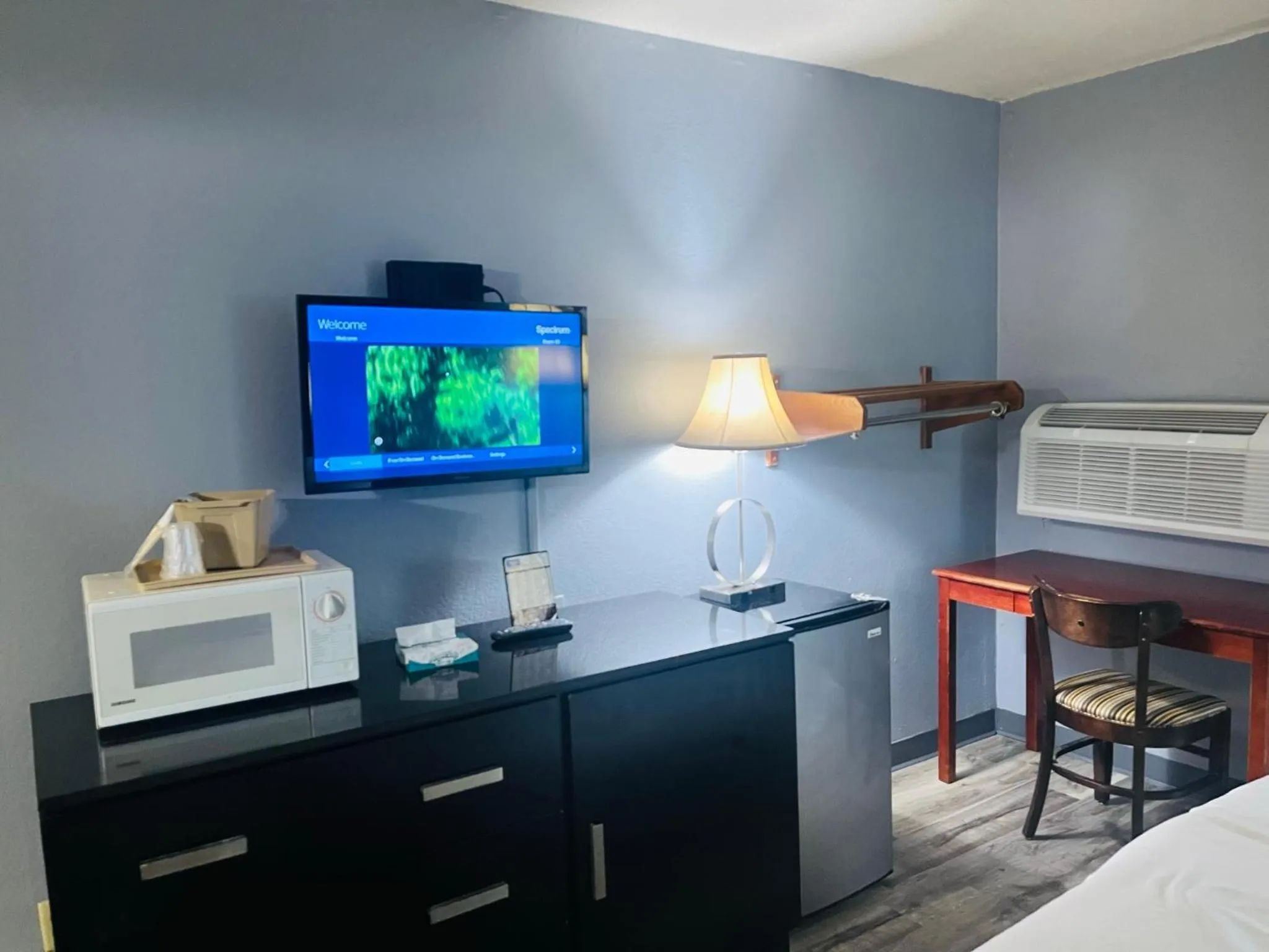 TV and multimedia, Bed in Rodeway Inn Whitehall