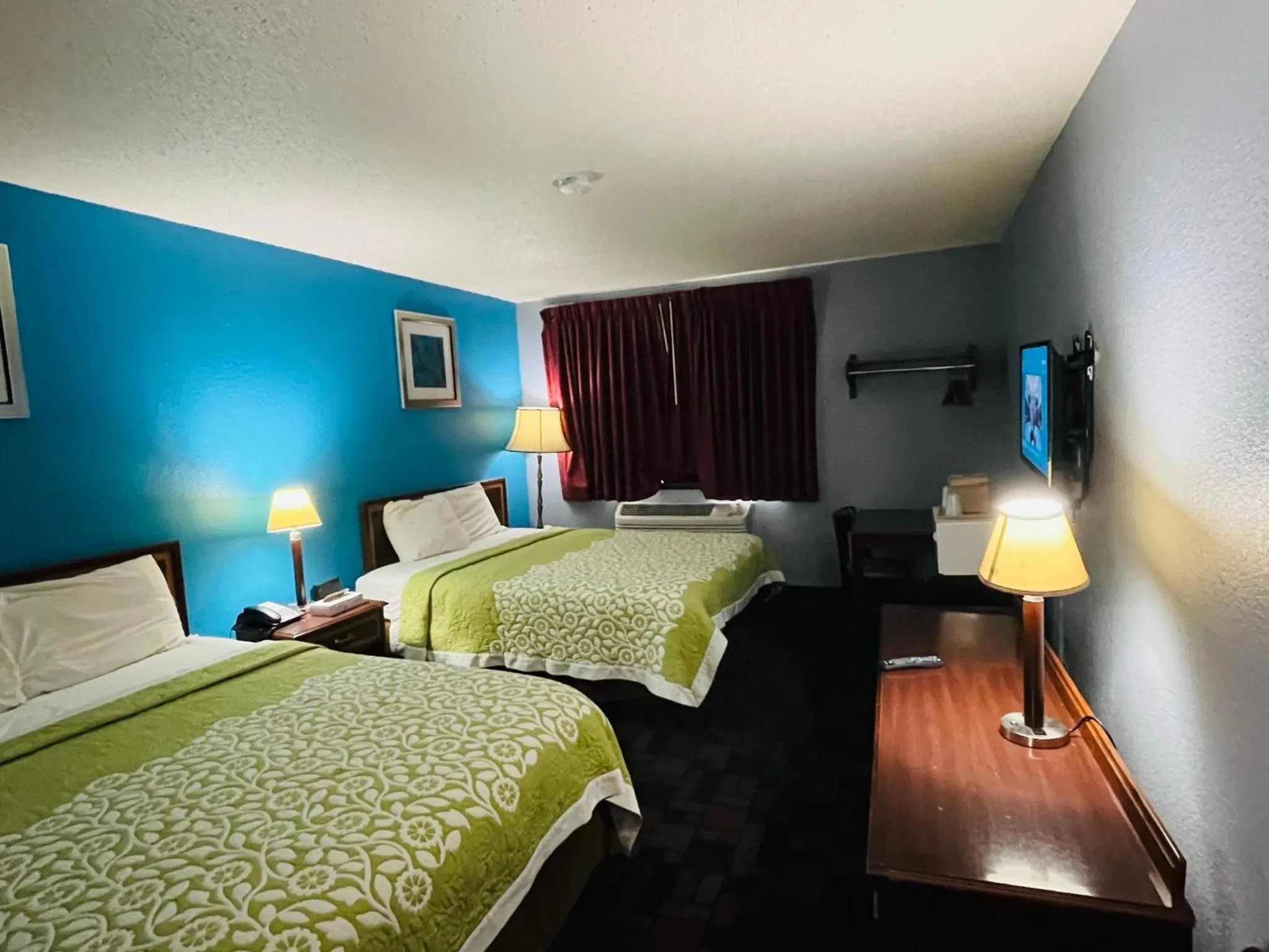 Bed in Rodeway Inn Whitehall