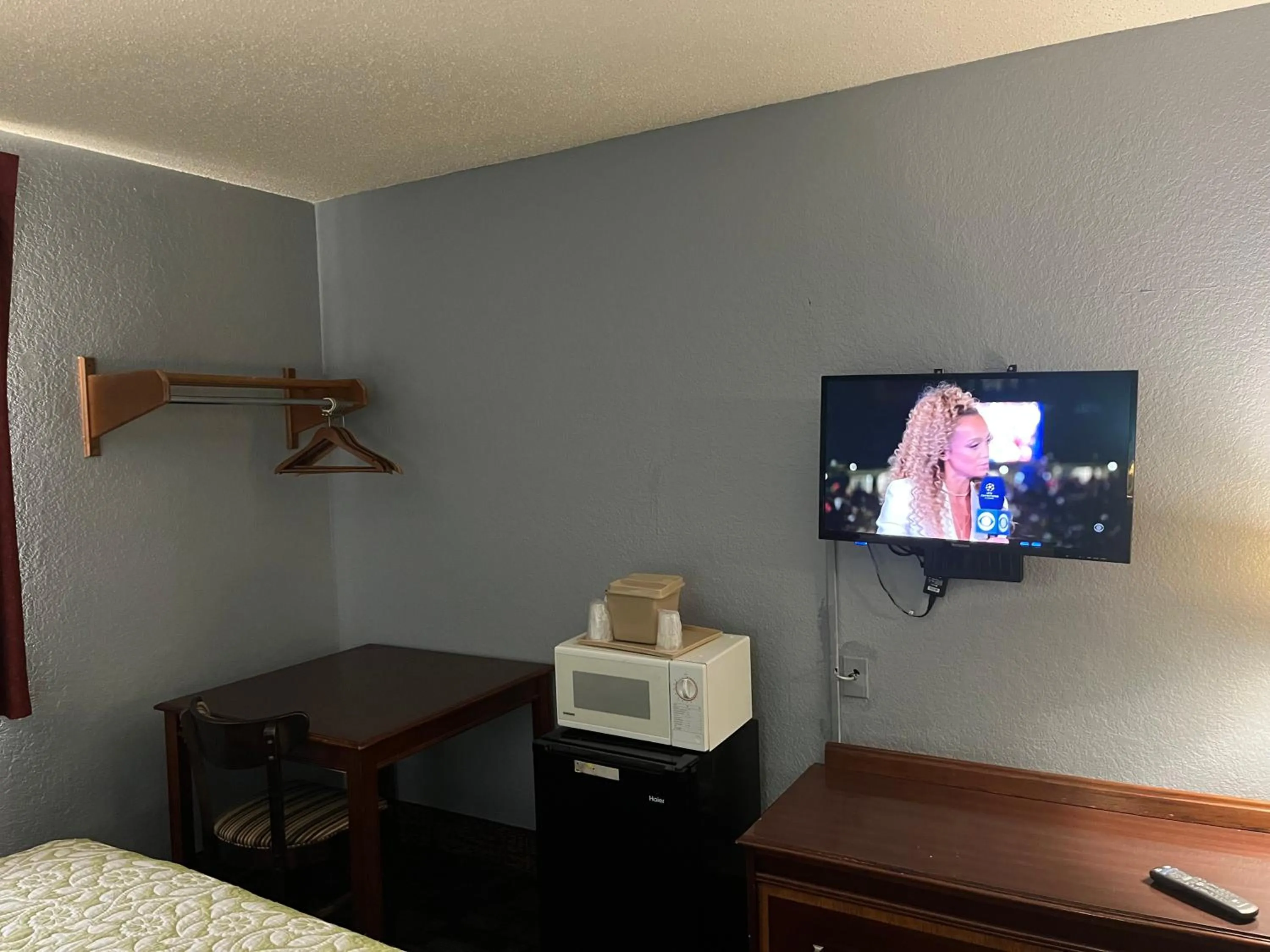 TV and multimedia, Bed in Rodeway Inn Whitehall