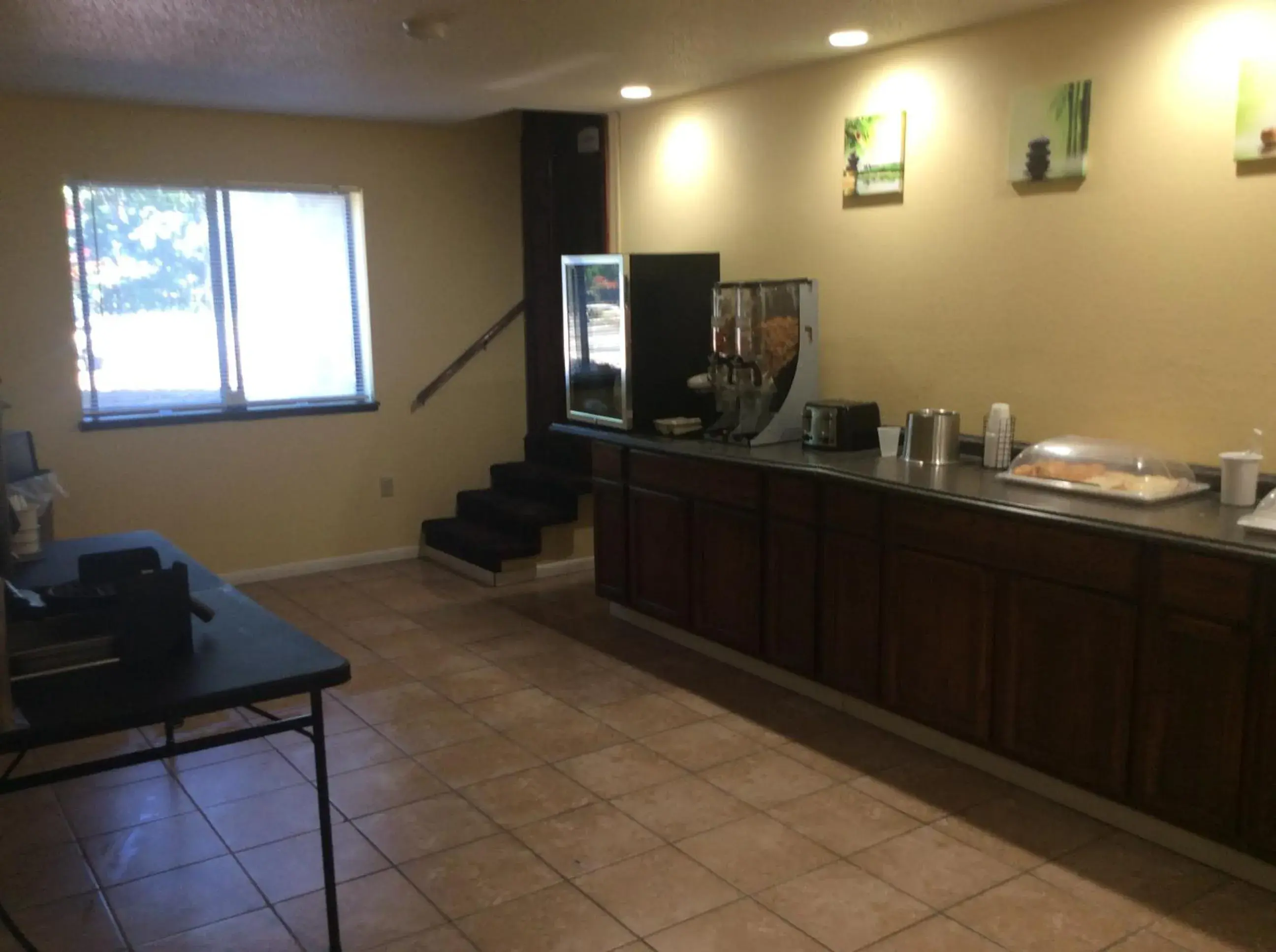 Breakfast in Rodeway Inn Breakfast in Rodeway Inn