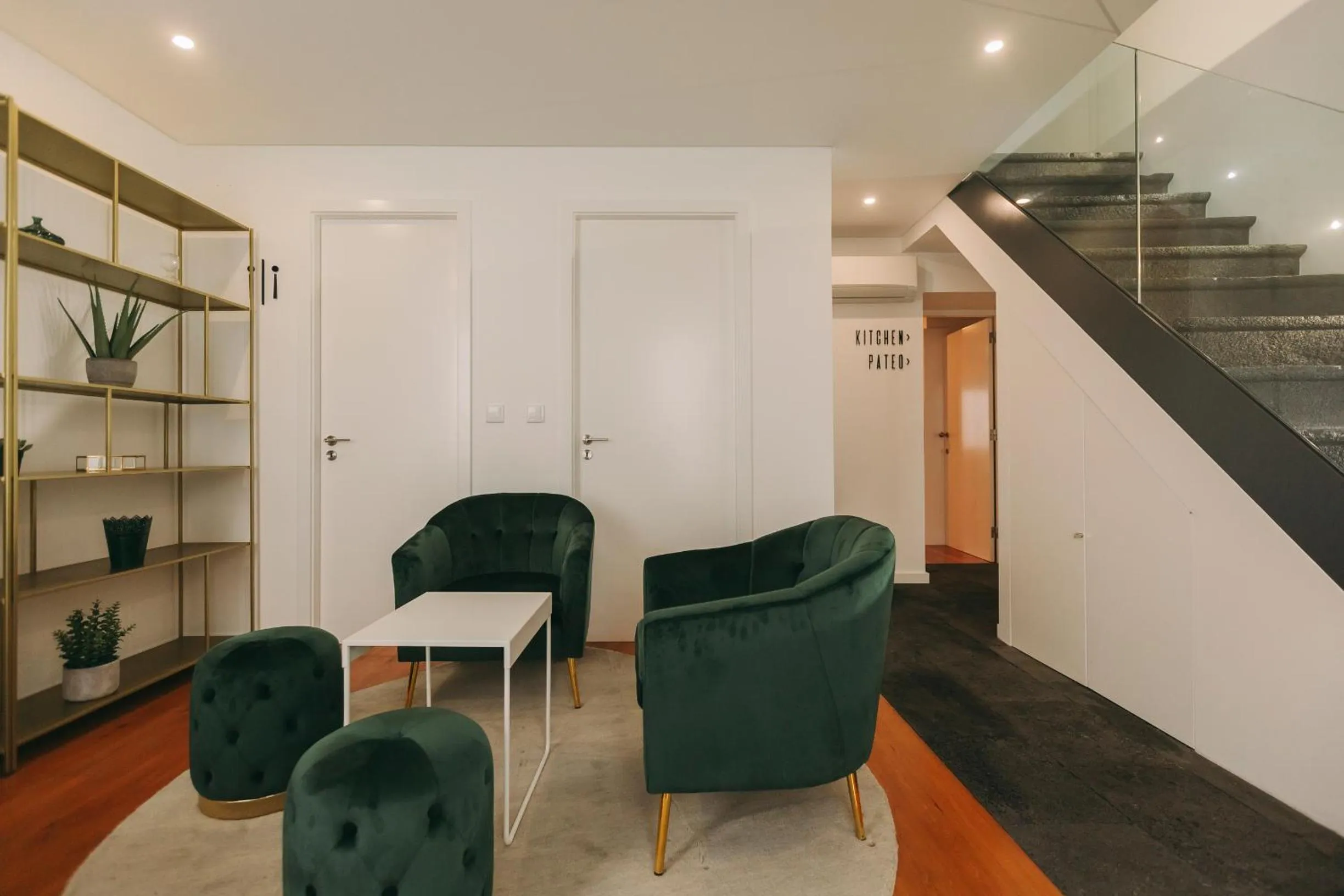 Communal lounge/ TV room in Azores Inn - Family Suites