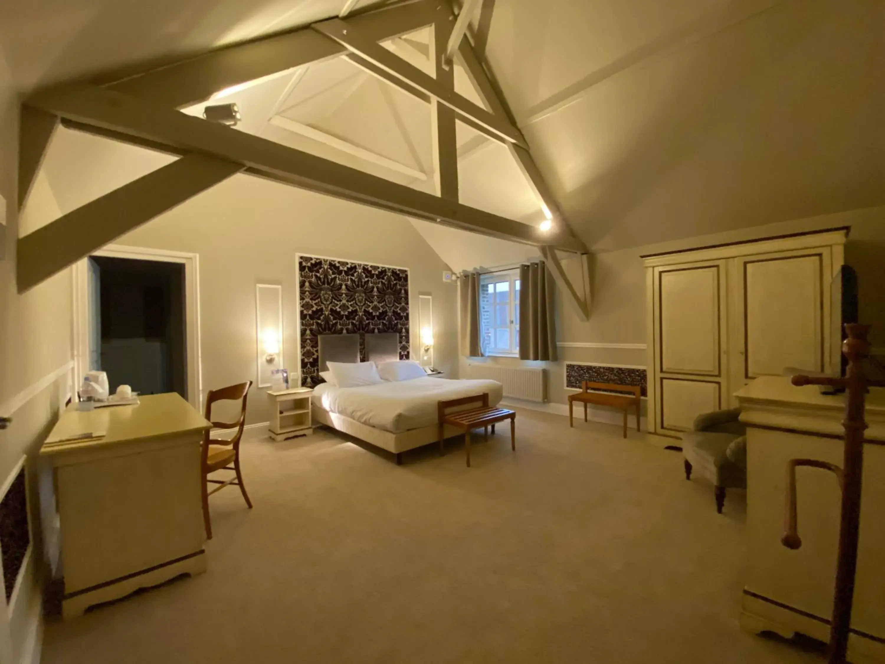 Communal lounge/ TV room, Bed in Best Western La Metairie Communal lounge/ TV room, Bed in Best Western La Metairie