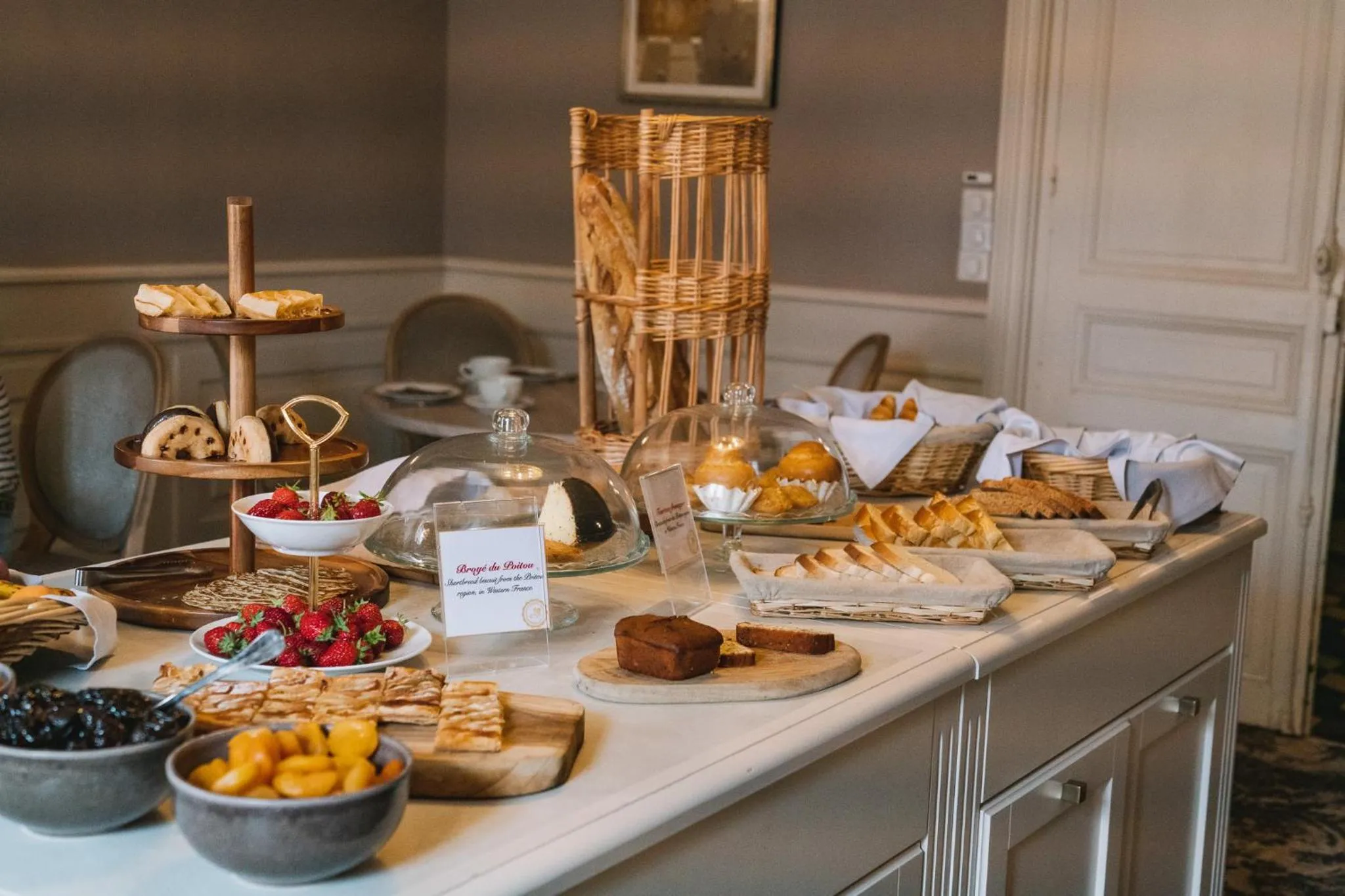 Buffet breakfast in Chateau du Clos de la Ribaudiere - Teritoria