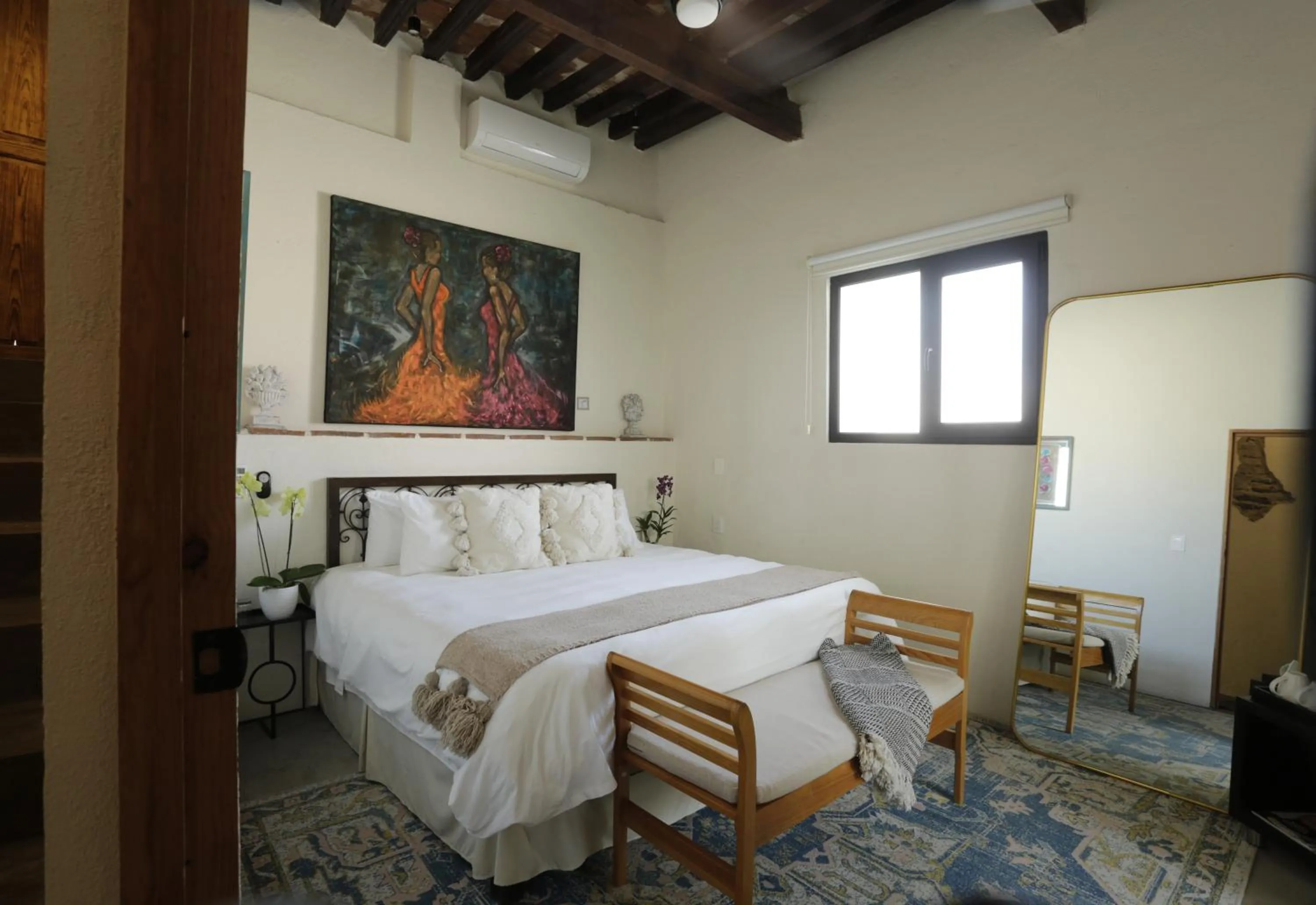 Photo of the whole room, Bed in Orchid House San Miguel de Allende