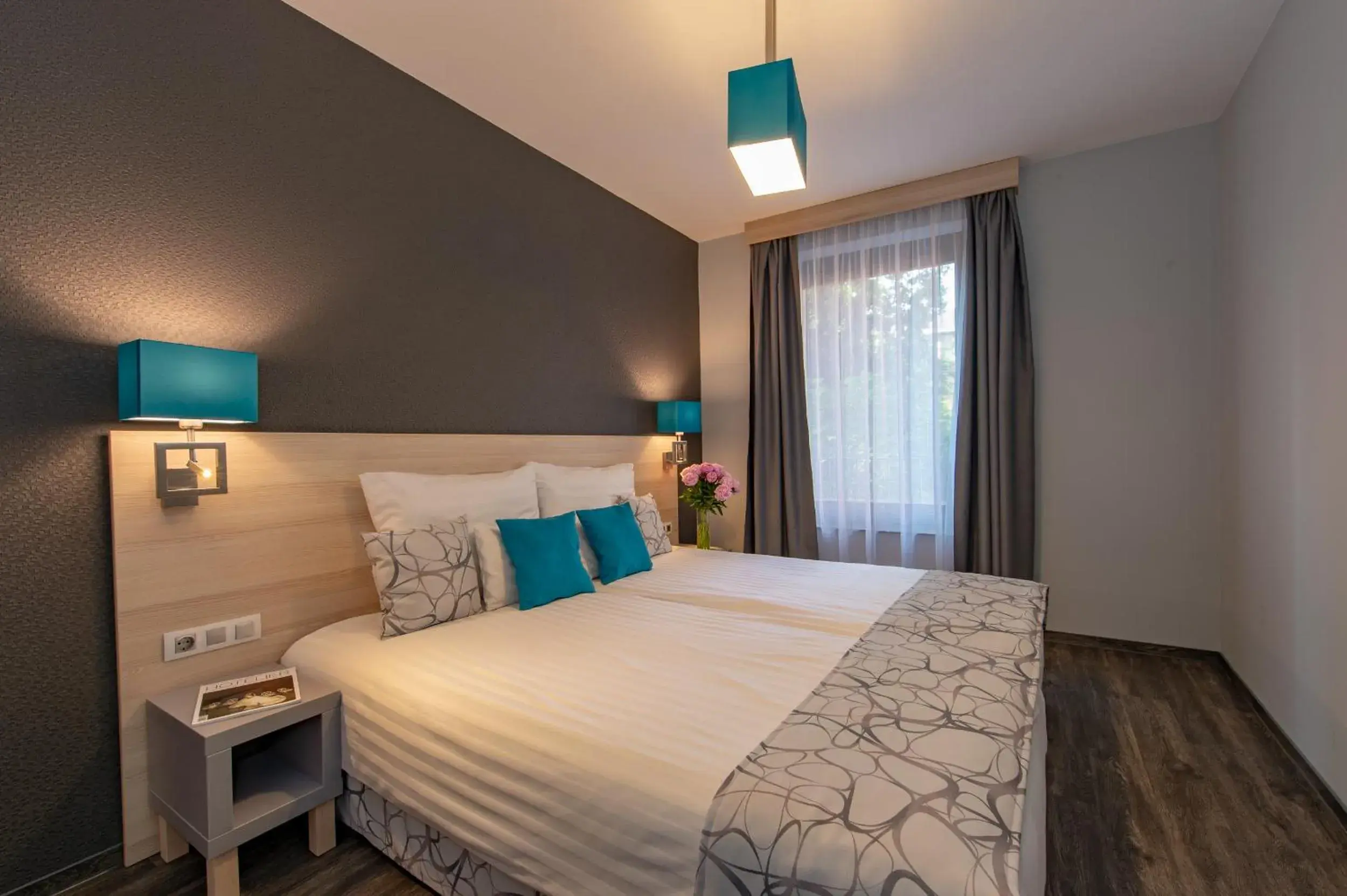 Coffee/tea facilities, Bed in Hotel Regnum Residence Coffee/tea facilities, Bed in Hotel Regnum Residence