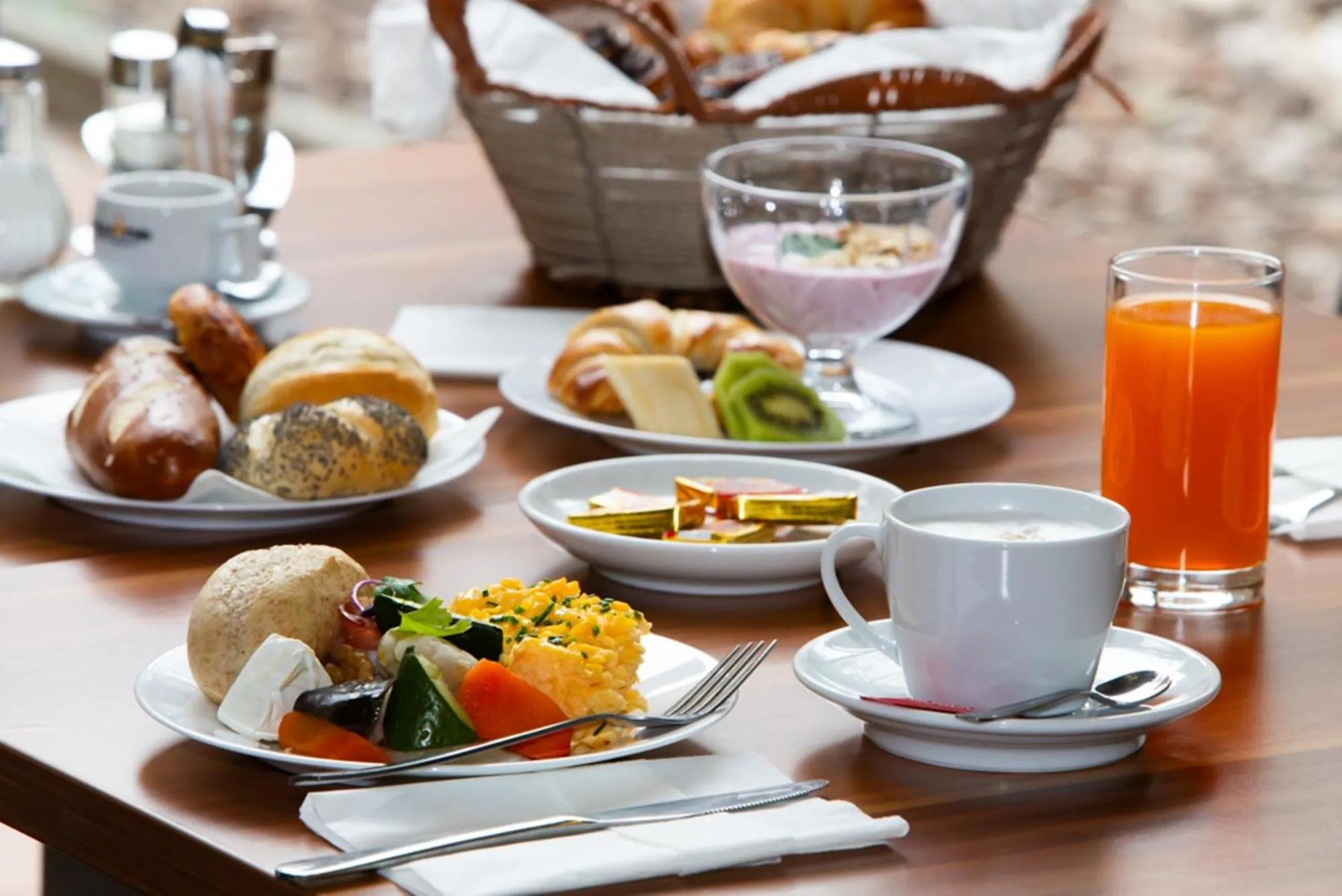 Restaurant/places to eat in Hotel Regnum Residence