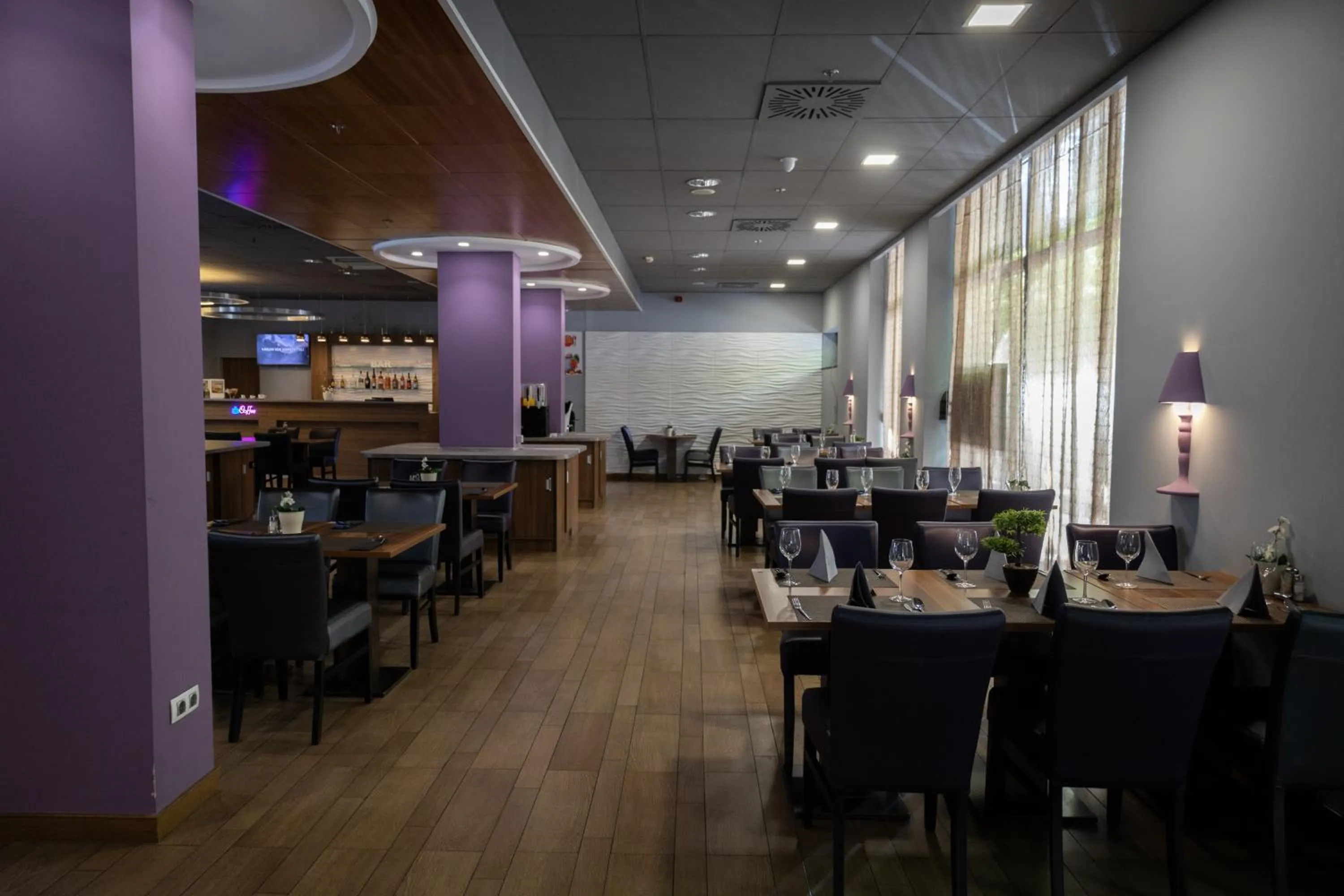 Restaurant/places to eat in Hotel Regnum Residence